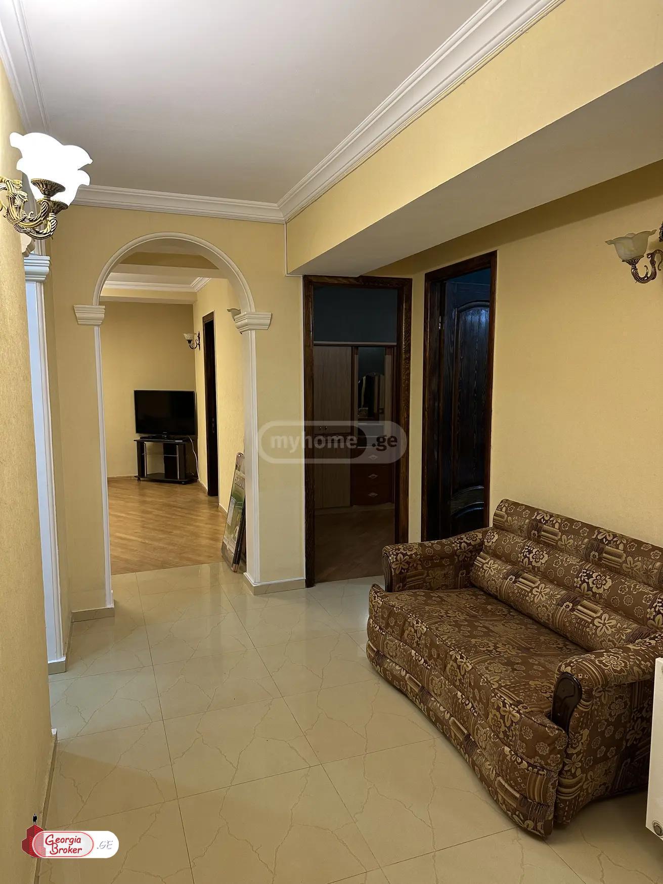 продается квартира с новым ремонтом 4-комнаты