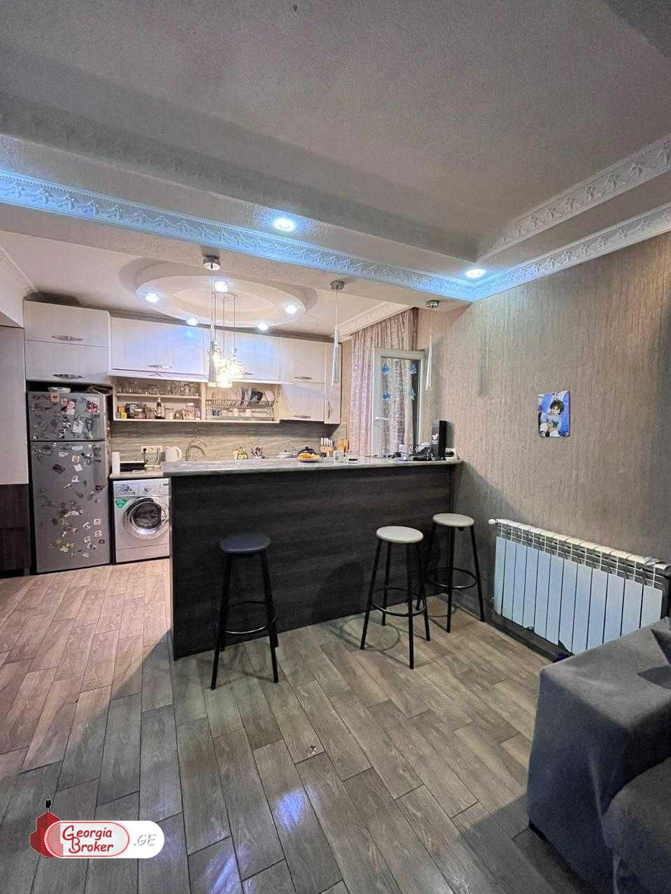 продается квартира с новым ремонтом 4-комнаты