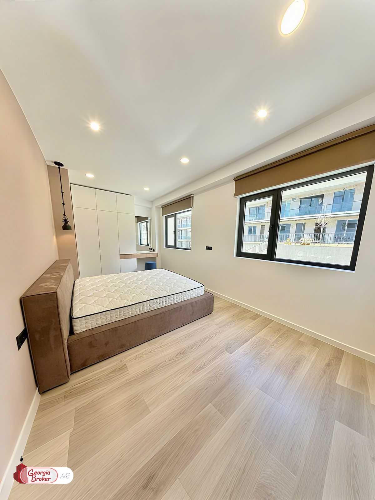 продается квартира с новым ремонтом 3-комнаты