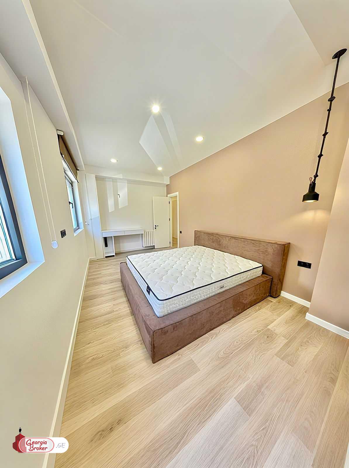 продается квартира с новым ремонтом 3-комнаты