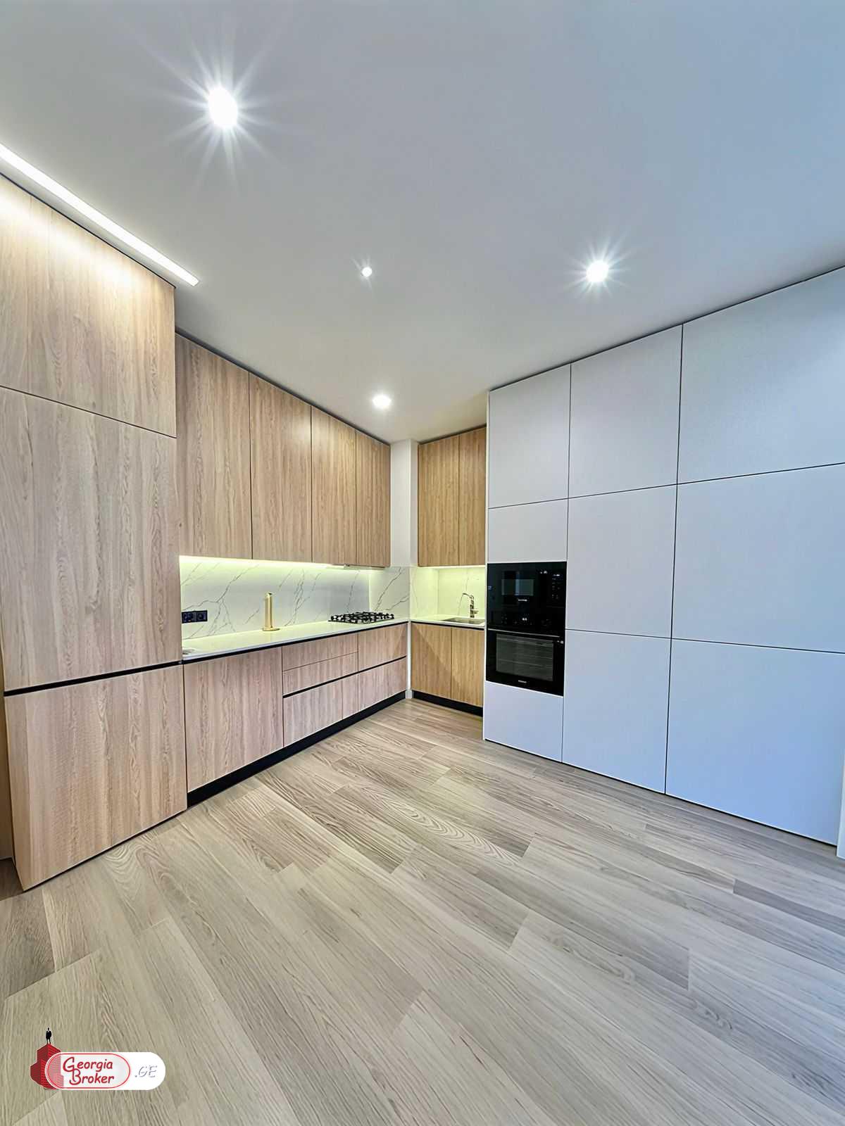 продается квартира с новым ремонтом 3-комнаты