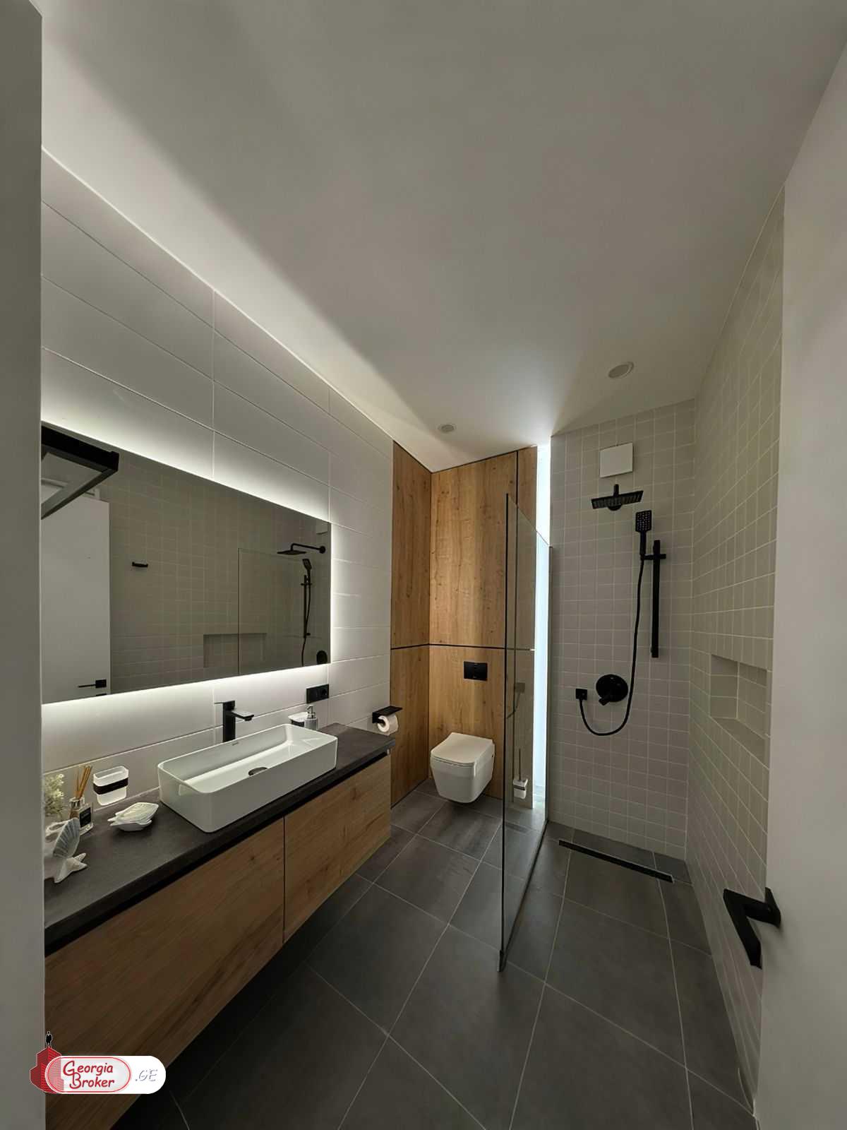 продается квартира с новым ремонтом 3-комнаты