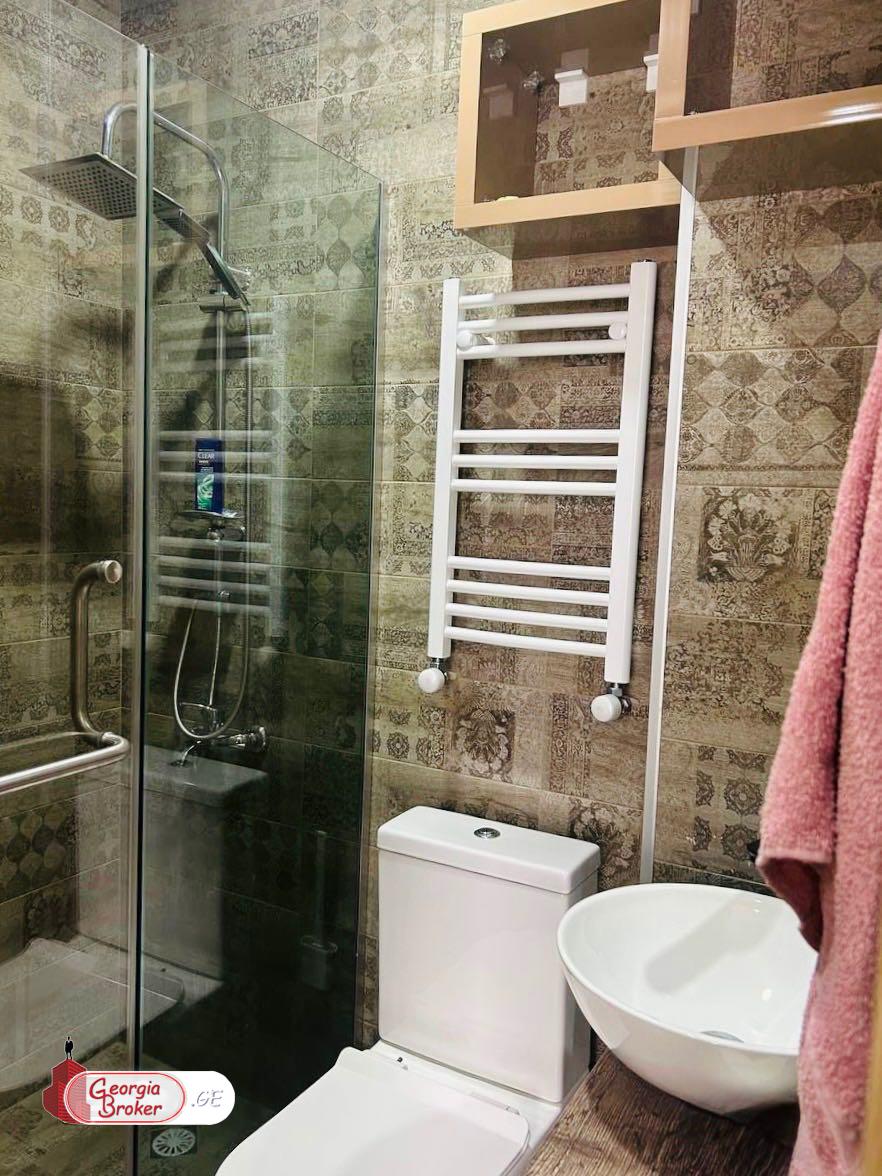 продается квартира с новым ремонтом 3-комнаты