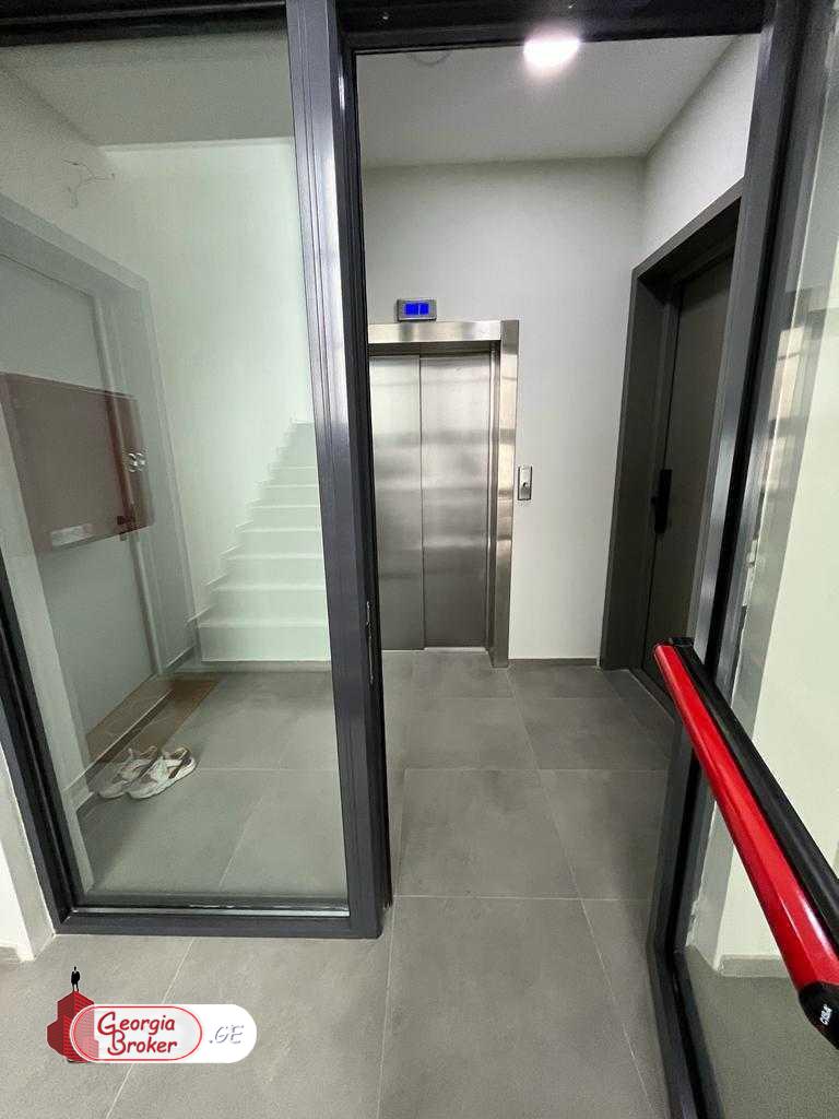 продается квартира с новым ремонтом 3-комнаты