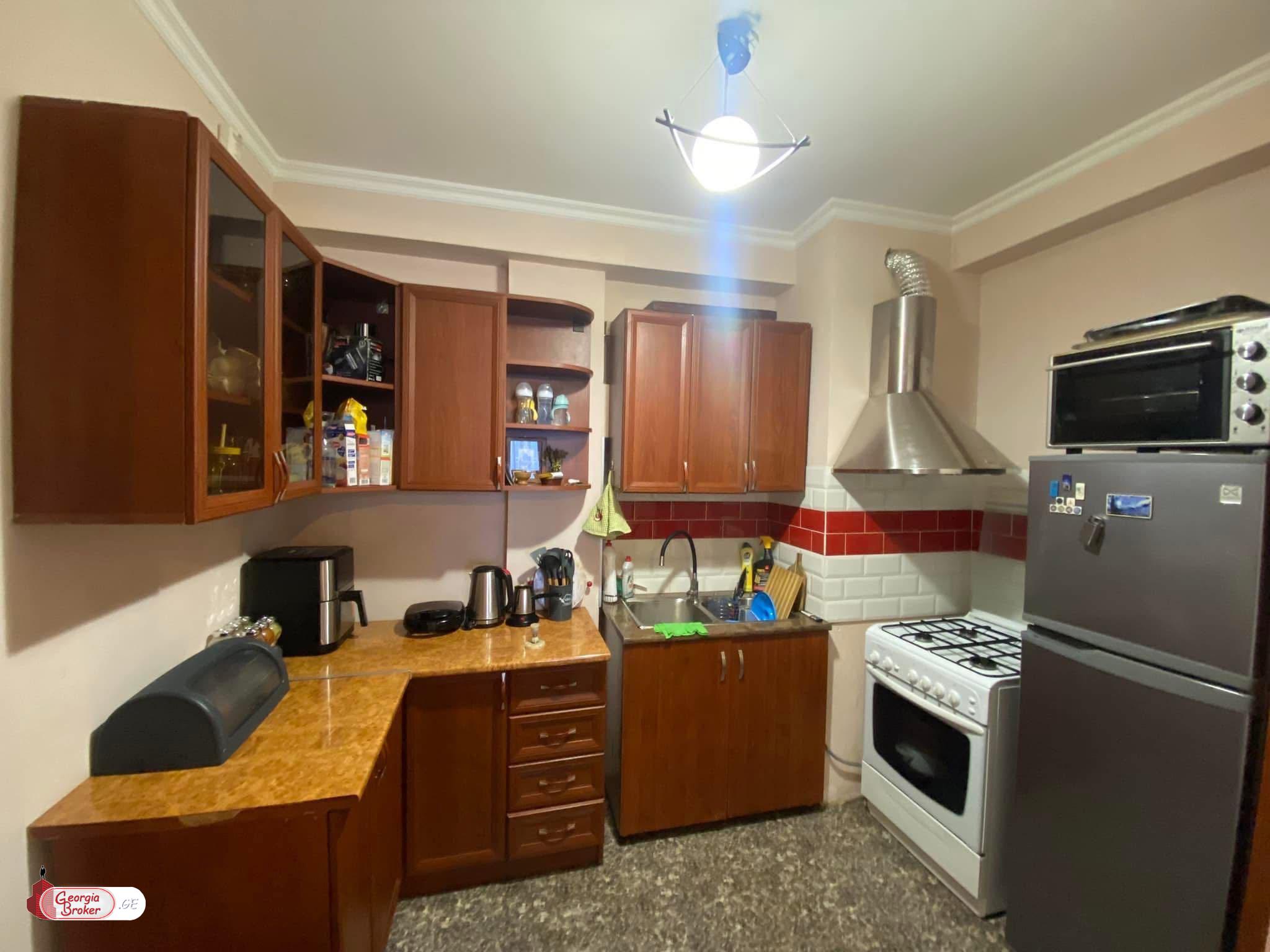 продается квартира с новым ремонтом 3-комнаты