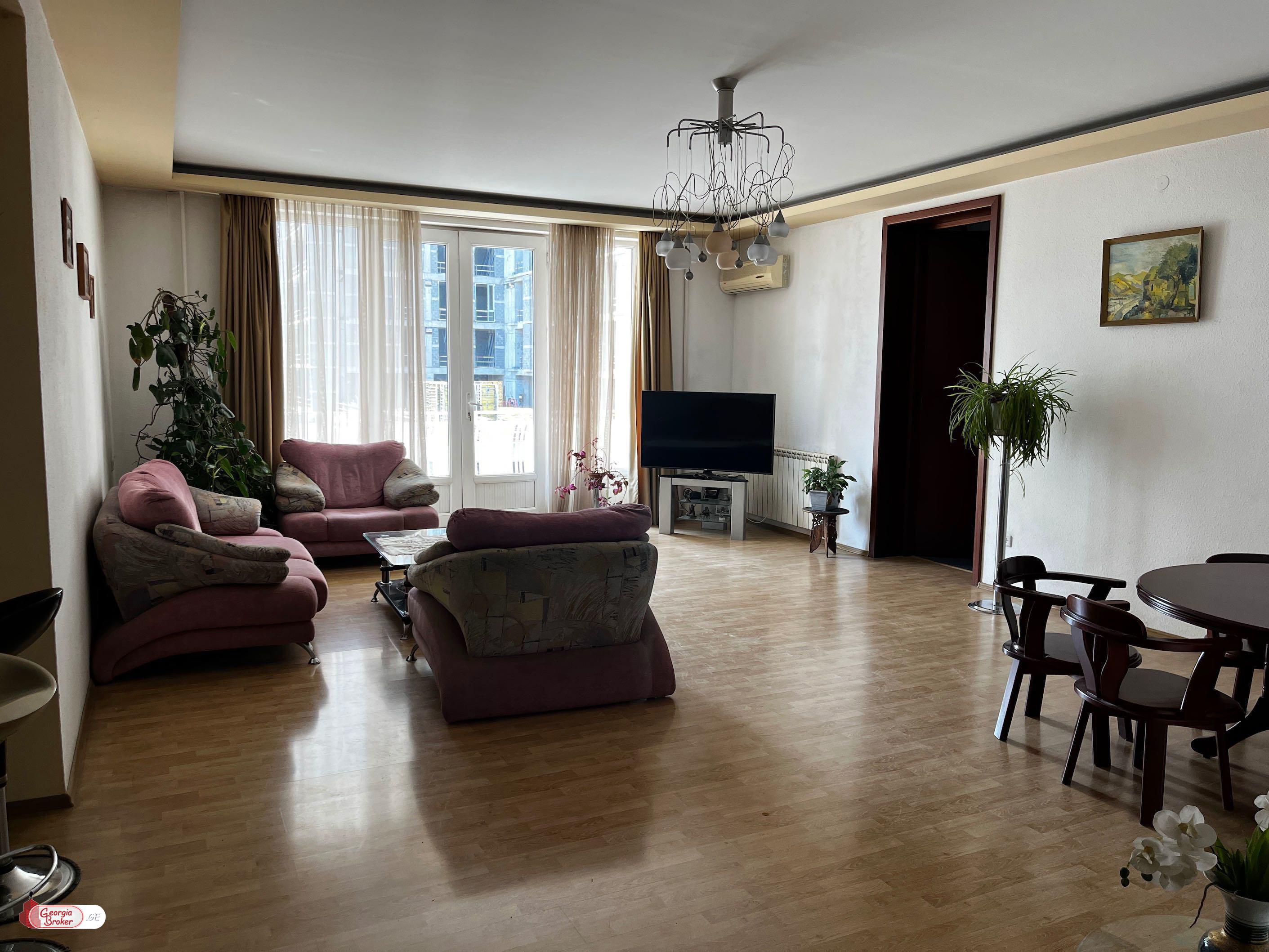 იყიდება ახალი გარემონტებული 5 ოთახიანი ბინა