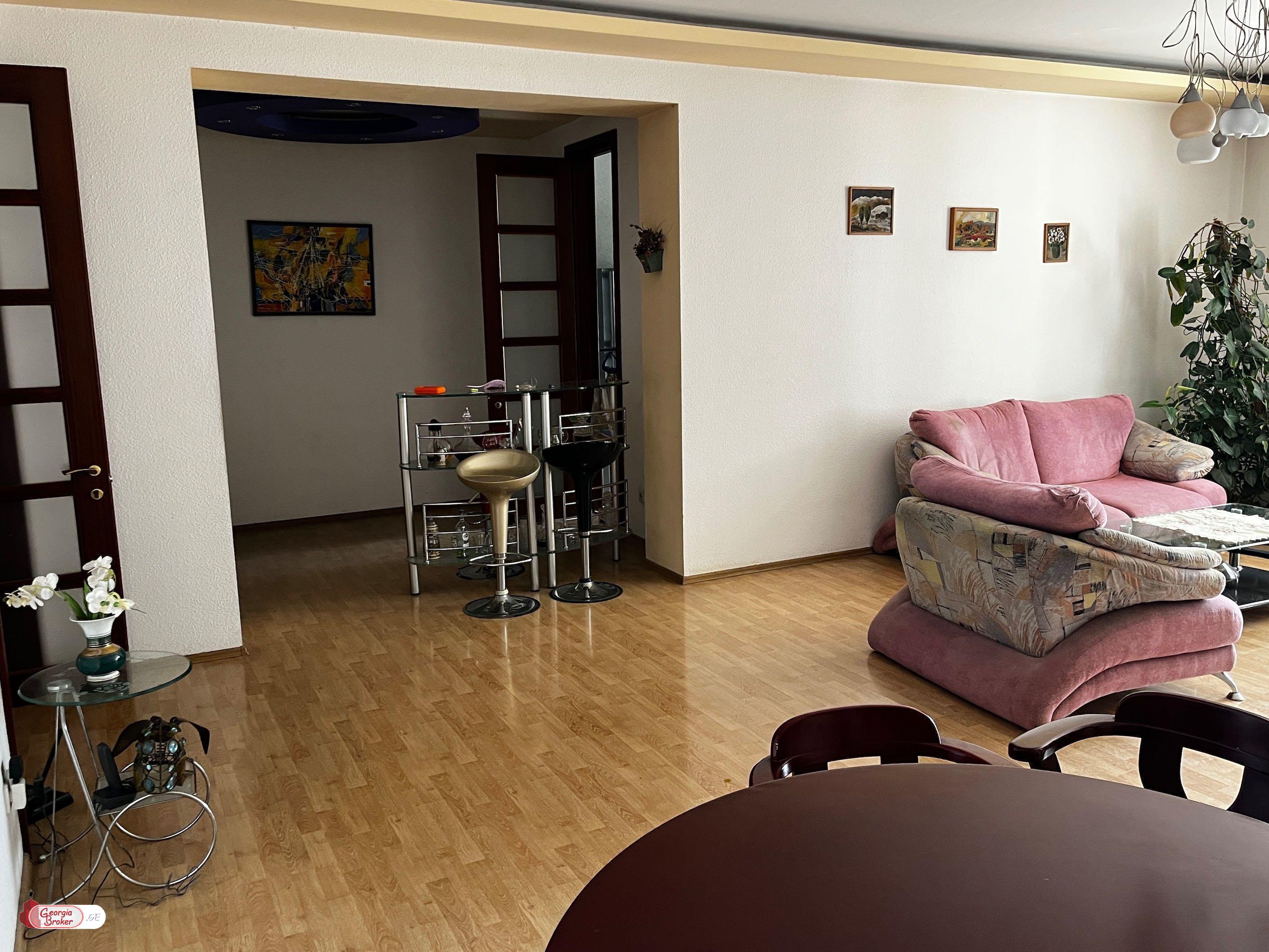 იყიდება ახალი გარემონტებული 5 ოთახიანი ბინა