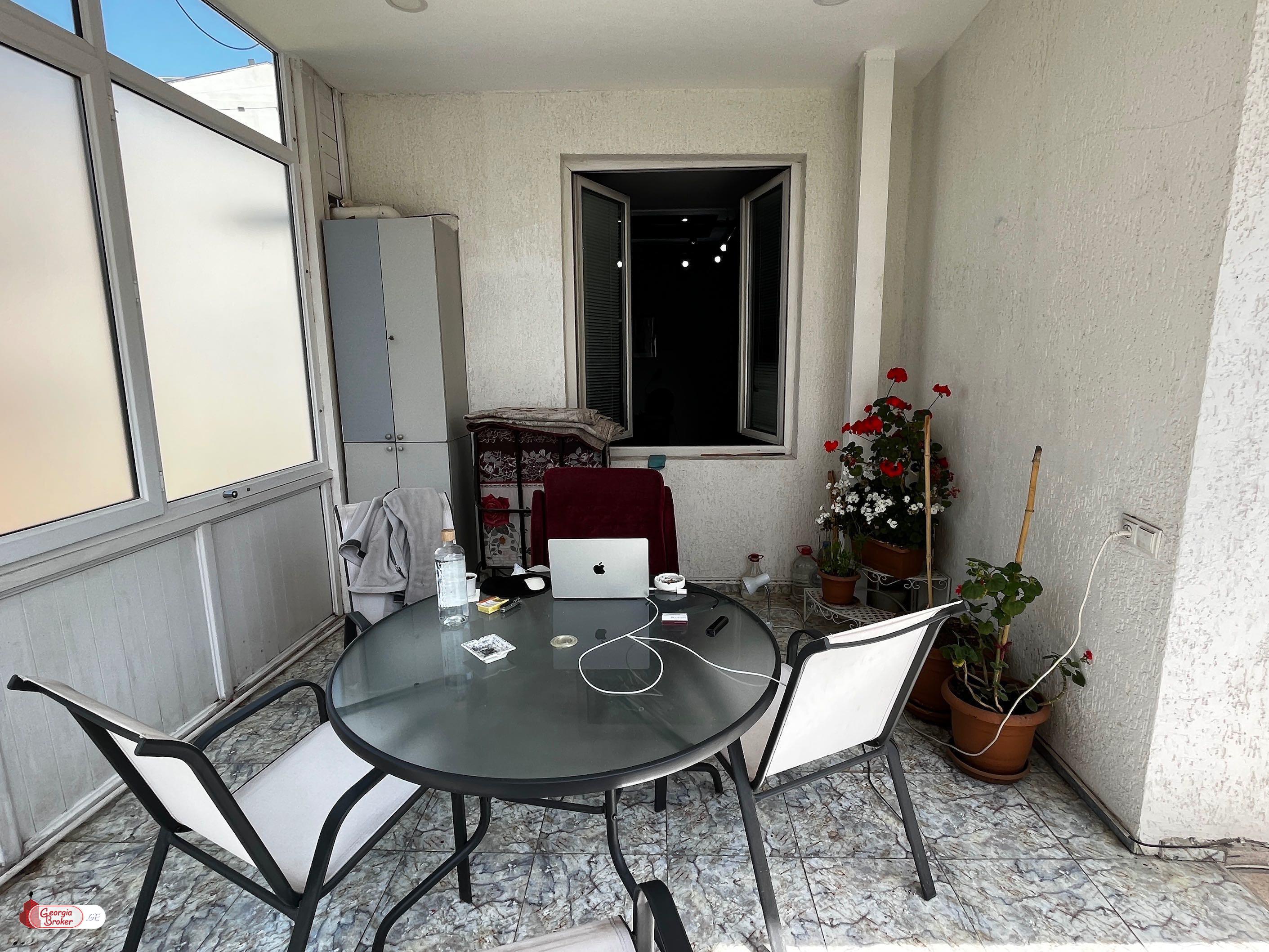 იყიდება ახალი გარემონტებული 5 ოთახიანი ბინა