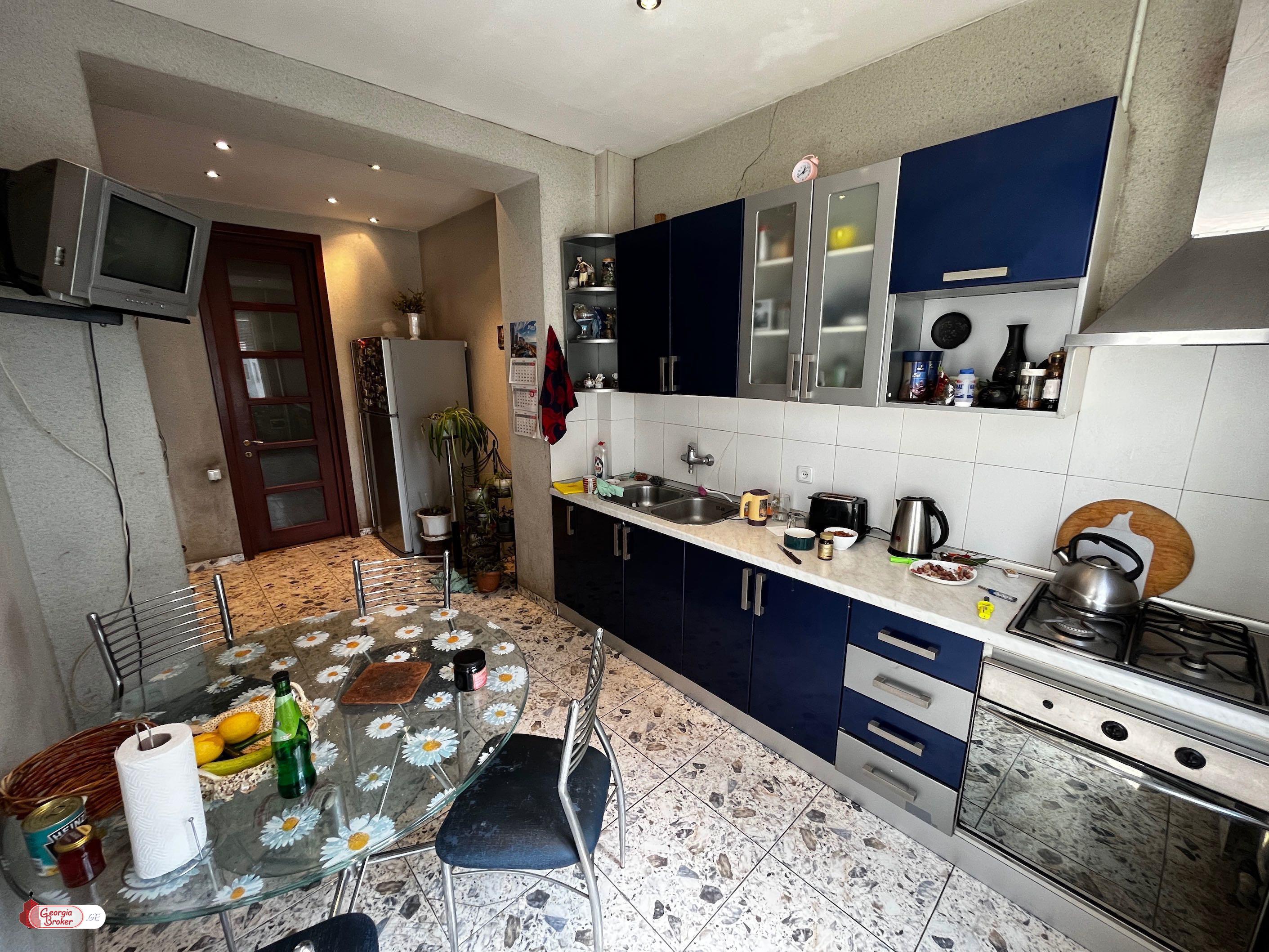 იყიდება ახალი გარემონტებული 5 ოთახიანი ბინა