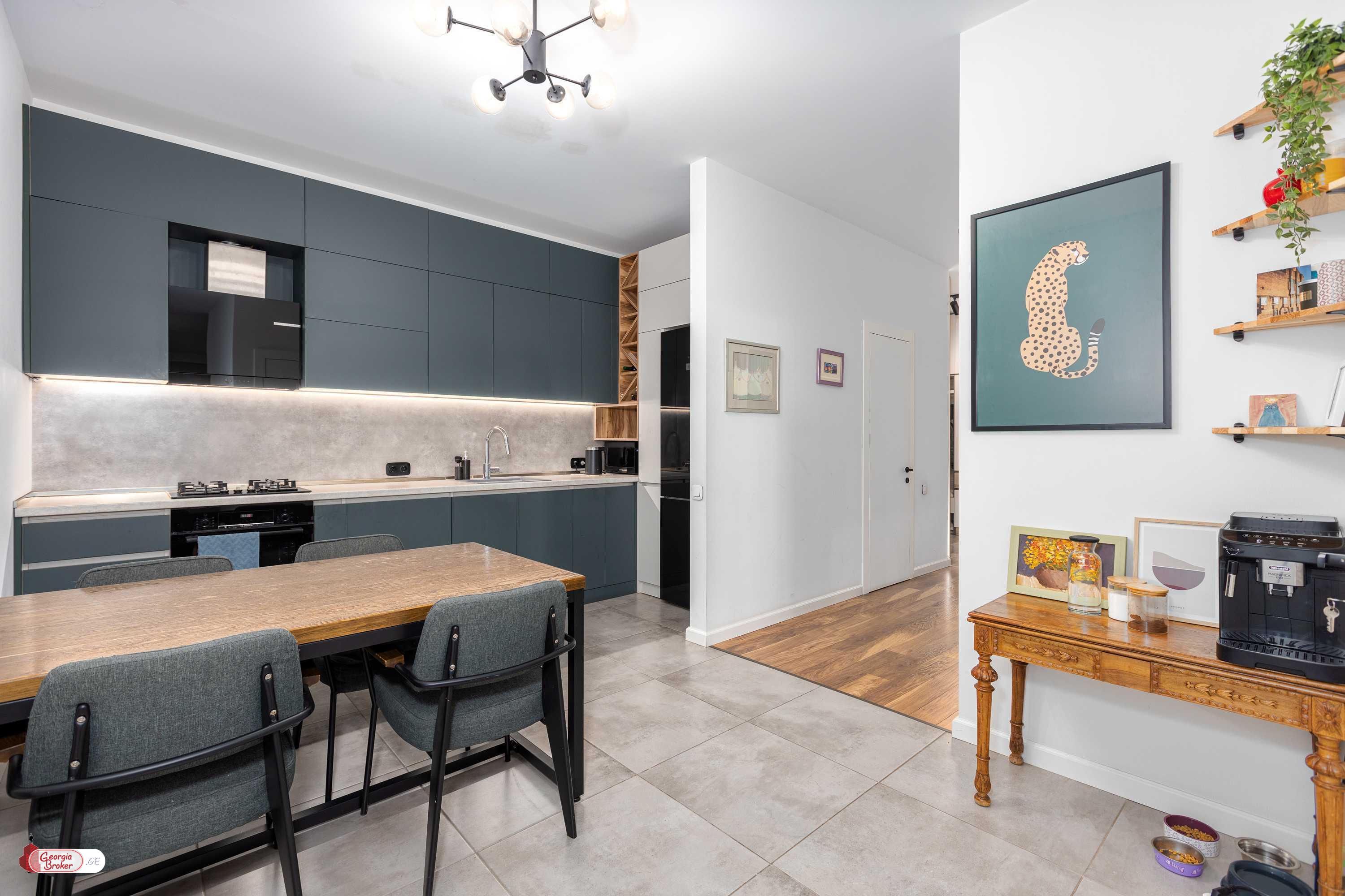 продается квартира с новым ремонтом 3-комнаты