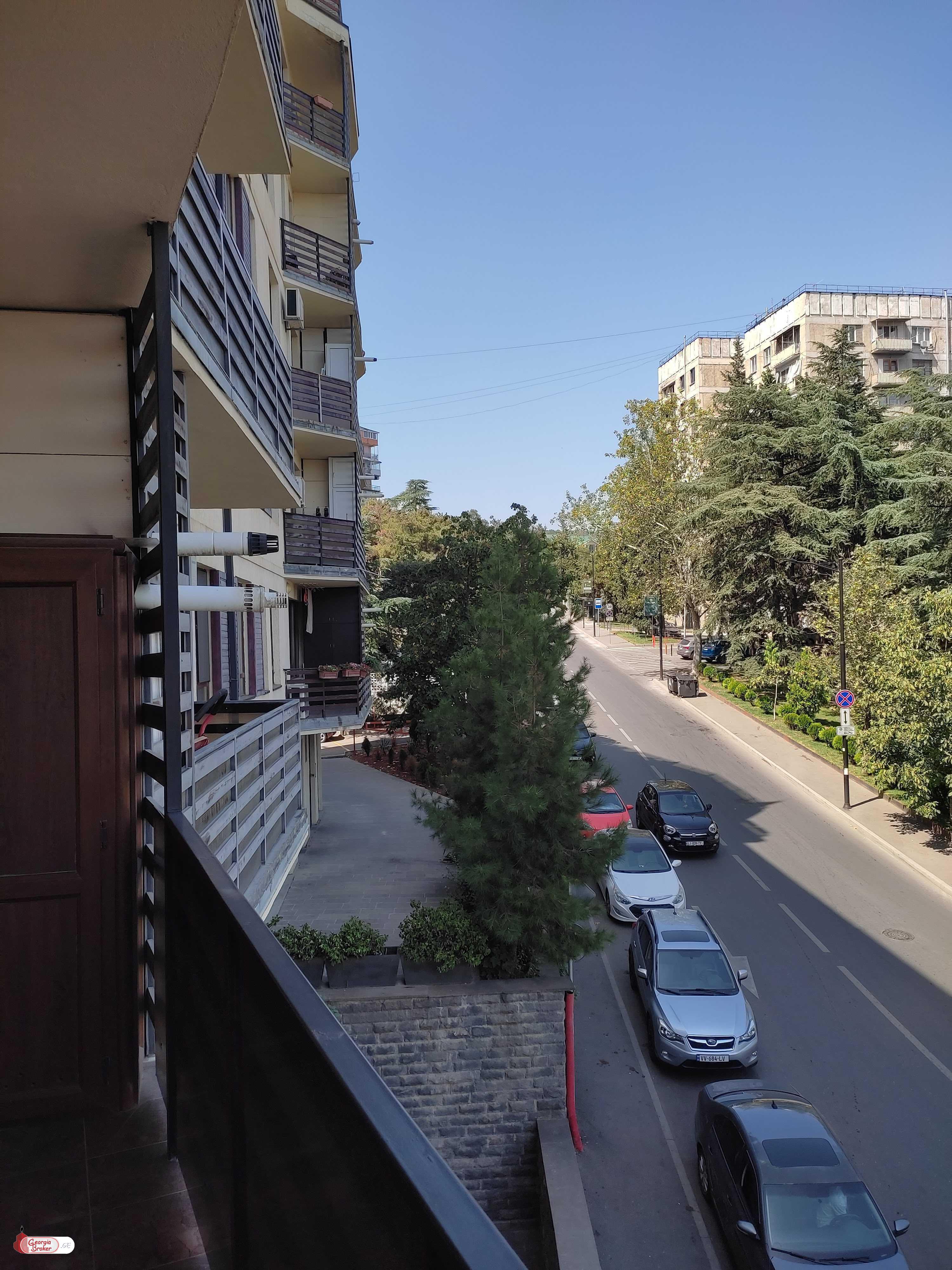 продается квартира с новым ремонтом 4-комнаты