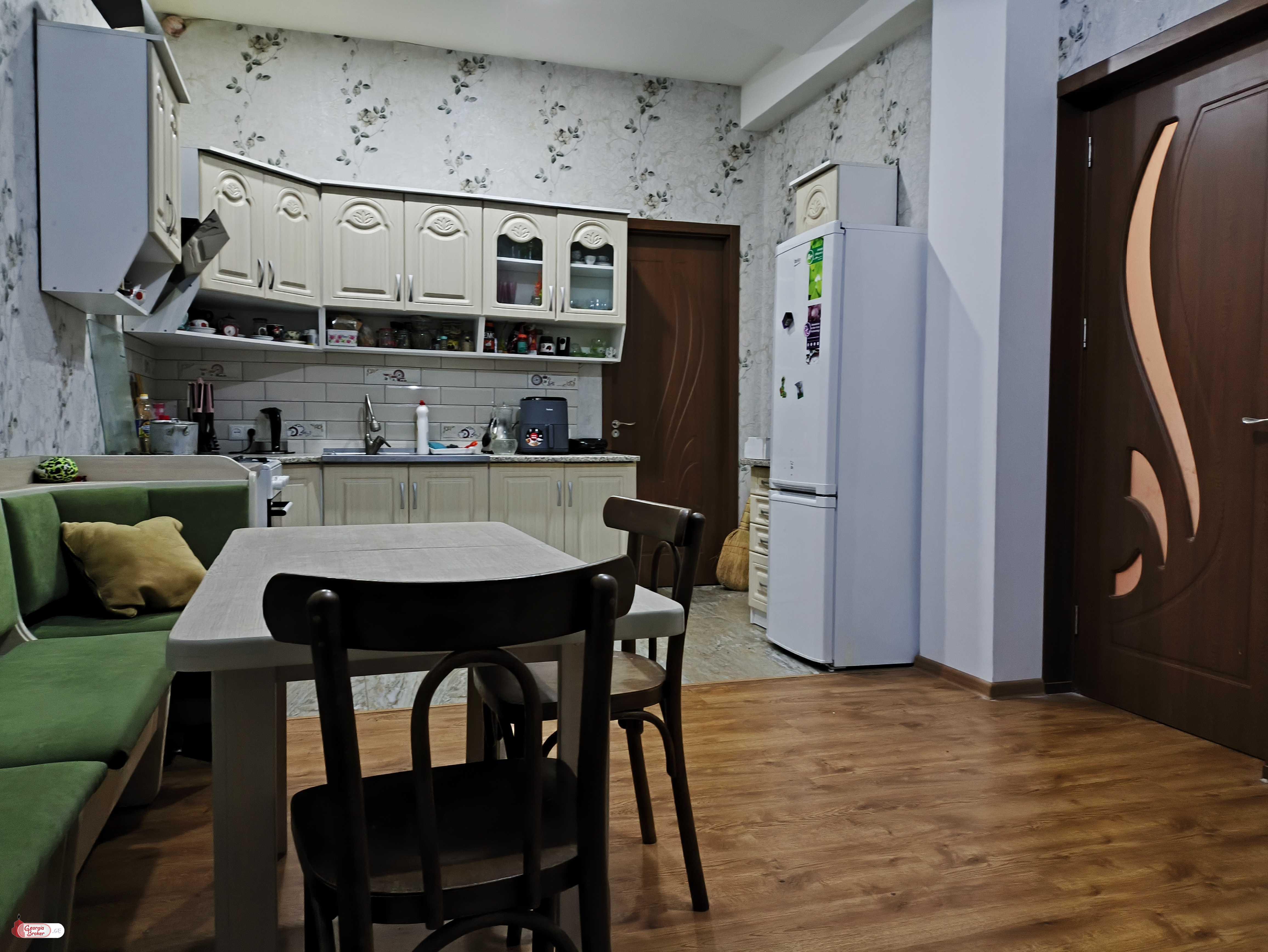 продается квартира с новым ремонтом 3-комнаты