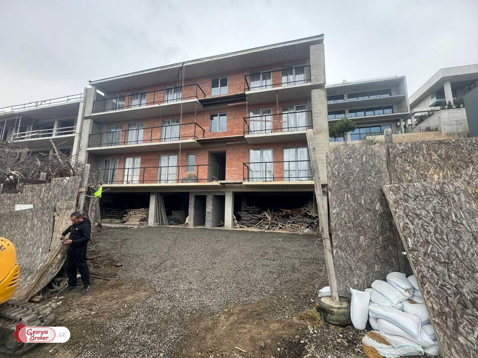 იყიდება ახალი აშენებული 4 ოთახიანი ბინა