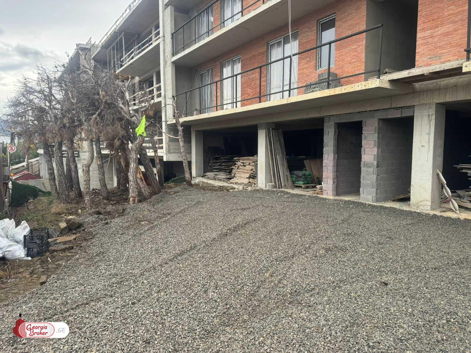 იყიდება ახალი აშენებული 4 ოთახიანი ბინა