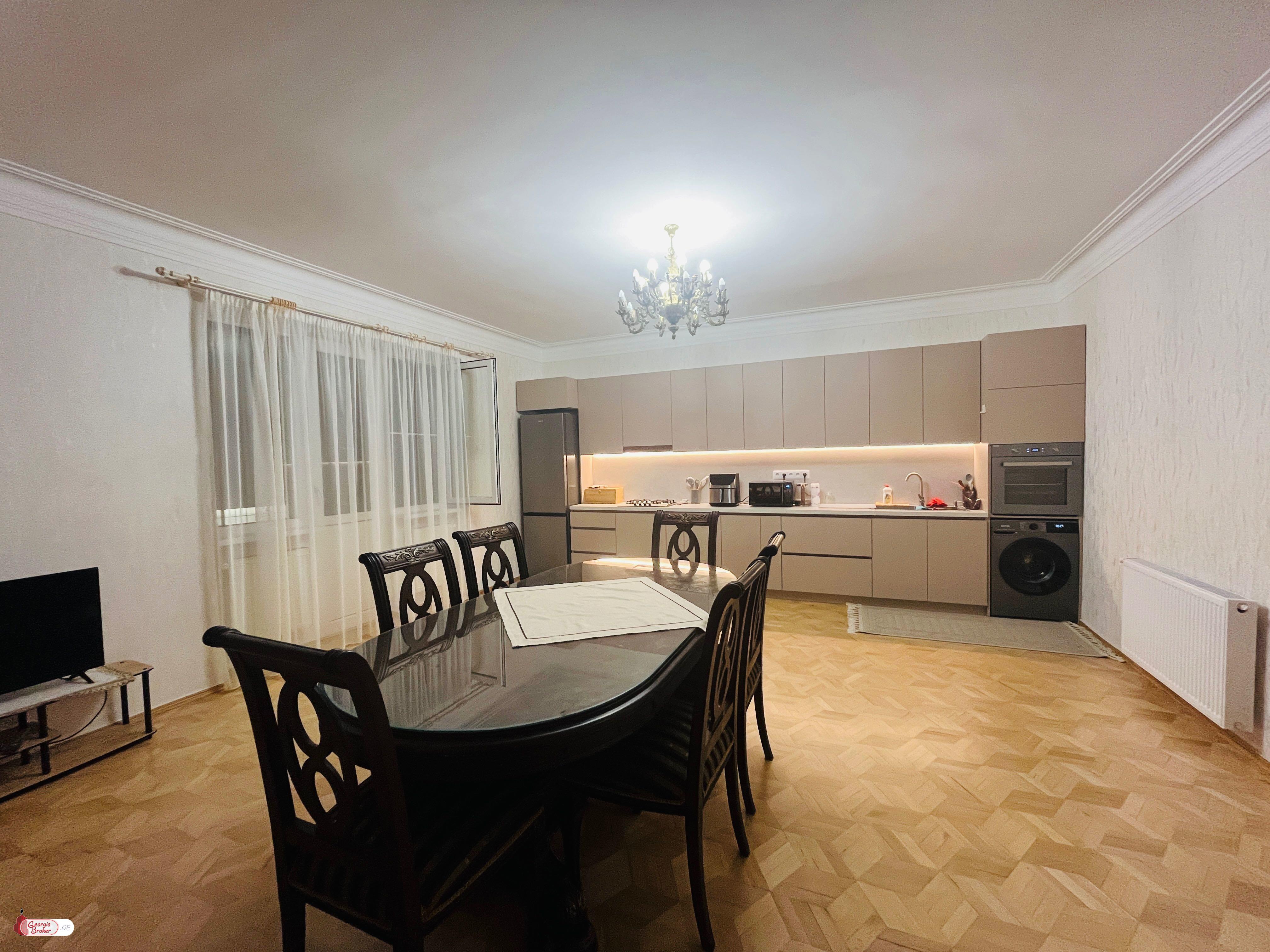 продается квартира с новым ремонтом 4-комнаты