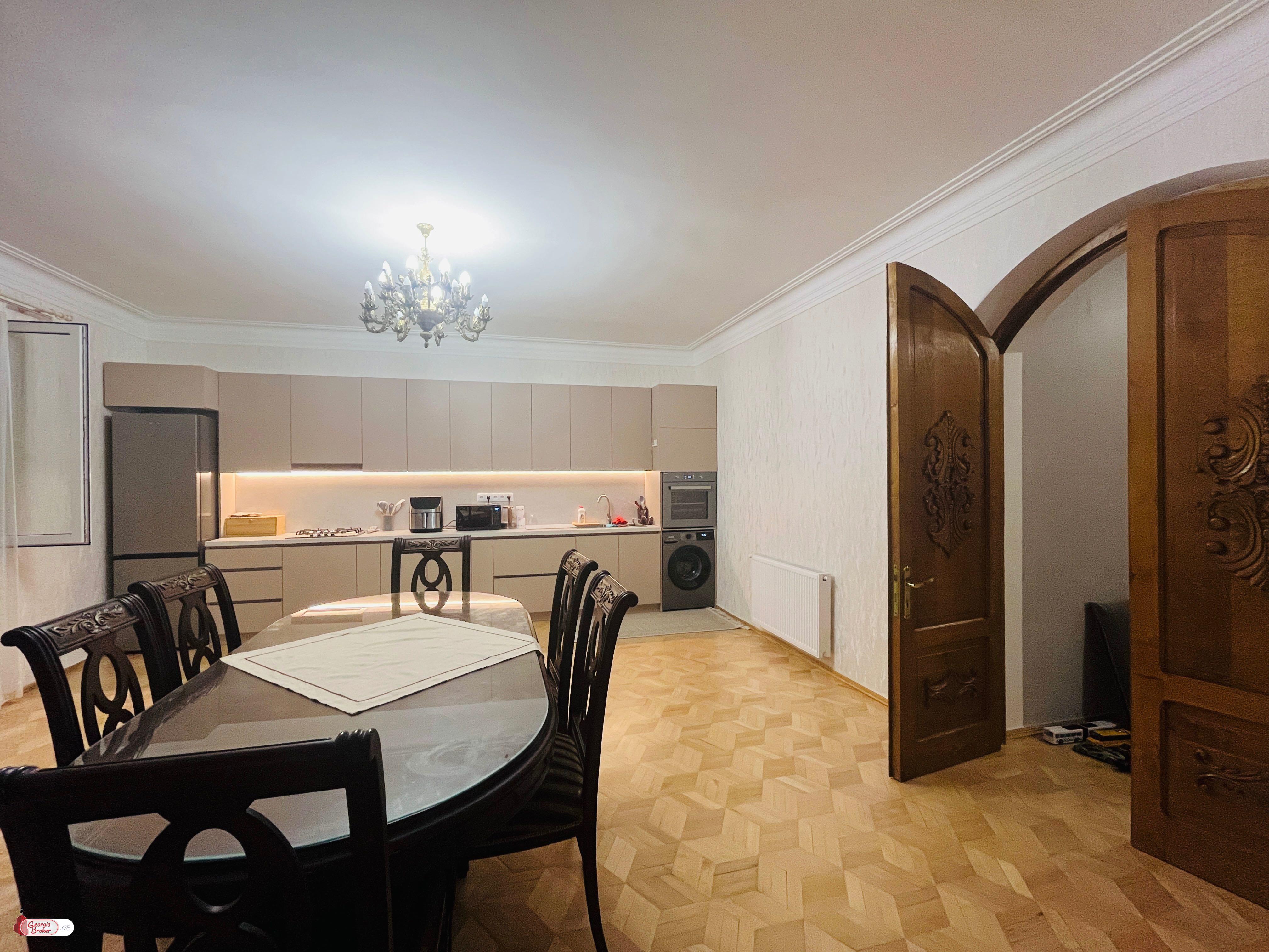 продается квартира с новым ремонтом 4-комнаты