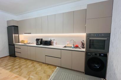 продается квартира с новым ремонтом 4-комнаты