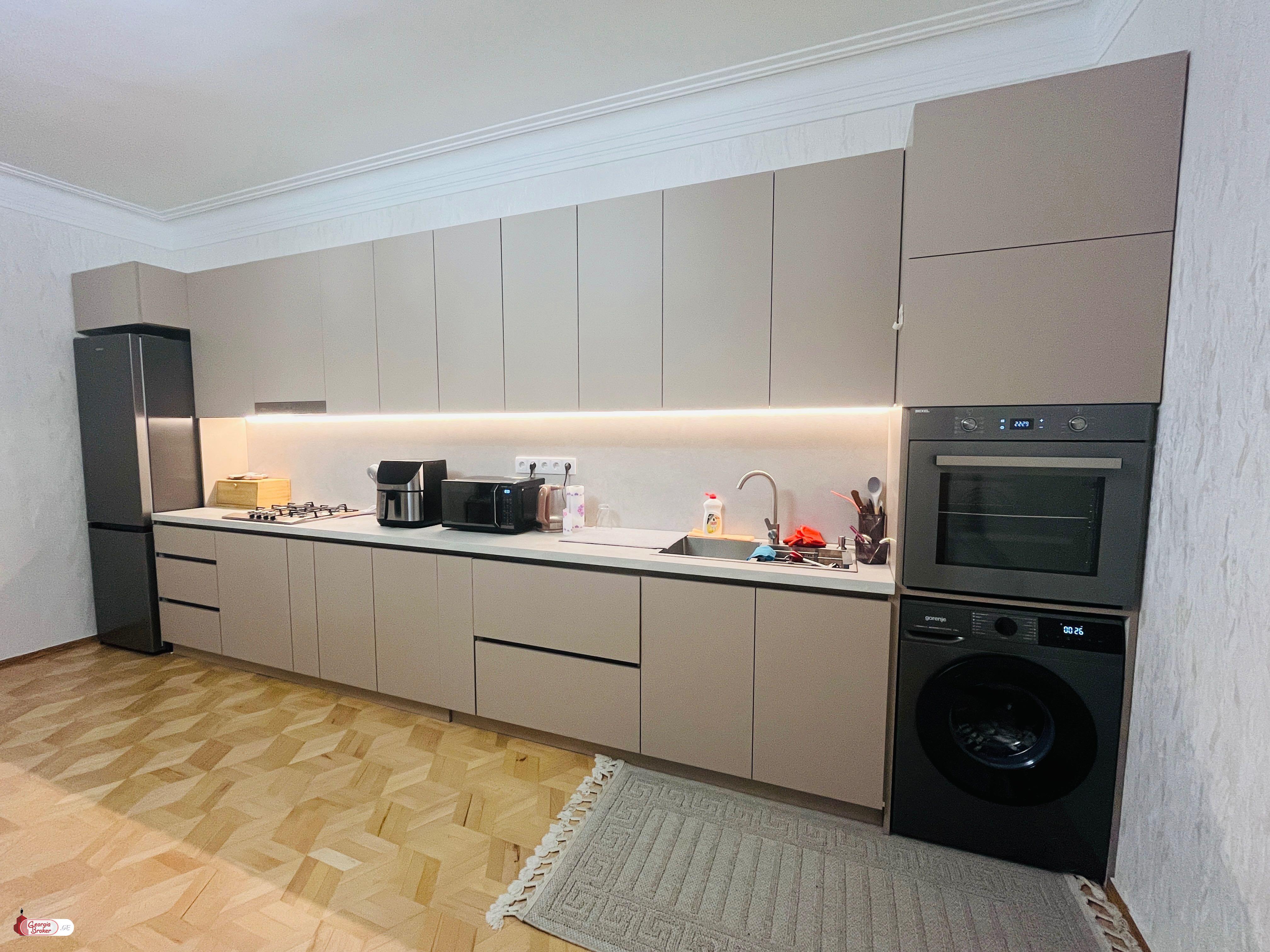 продается квартира с новым ремонтом 4-комнаты