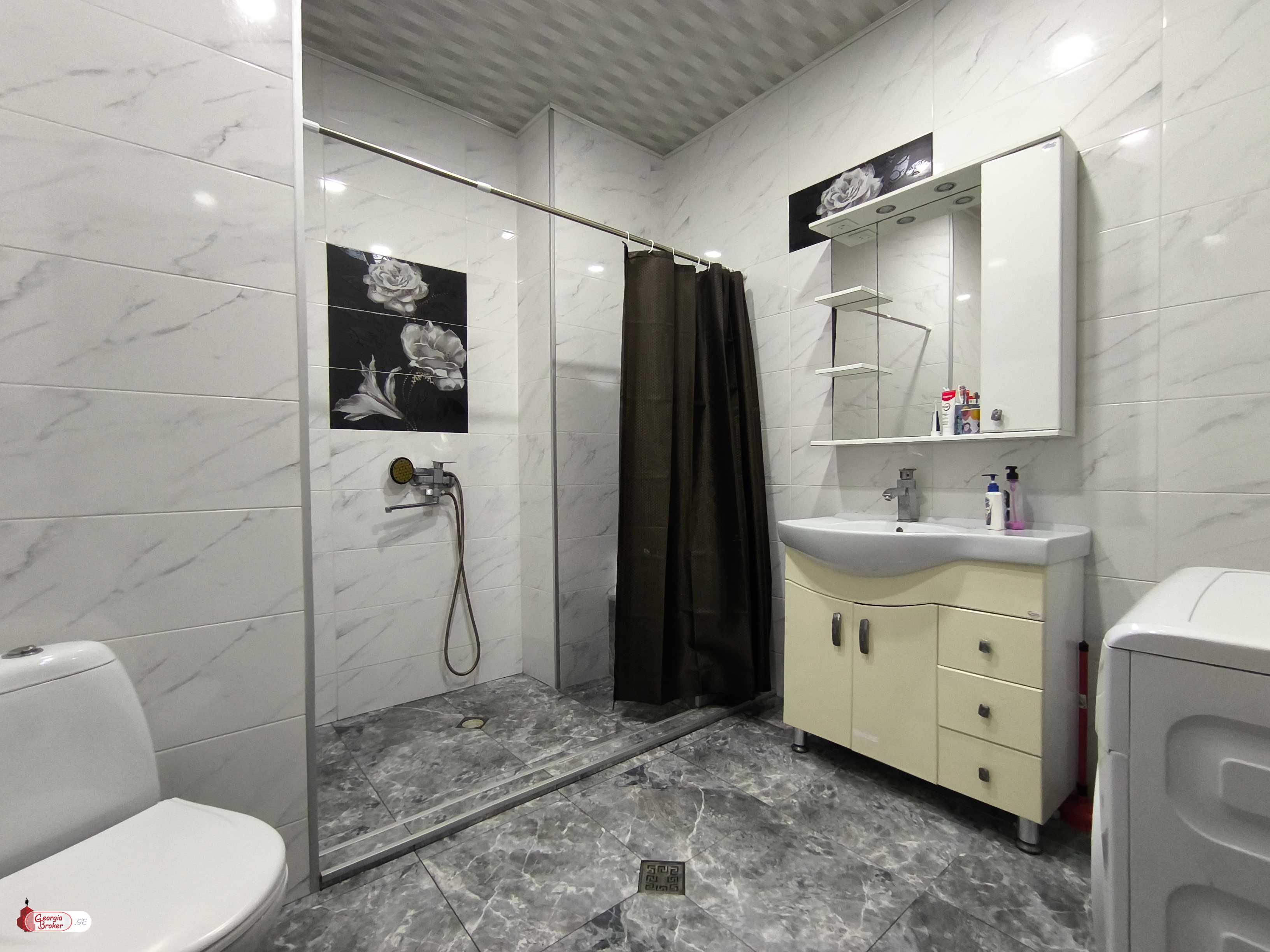 продается квартира с новым ремонтом 3-комнаты