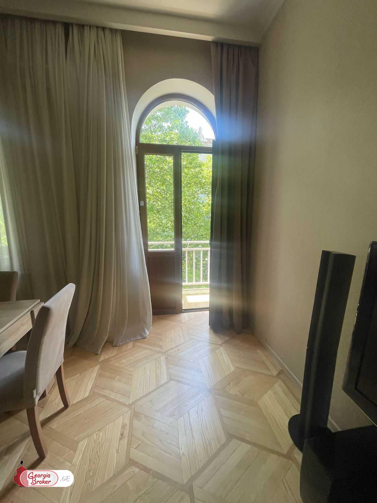 продается квартира с новым ремонтом 3-комнаты