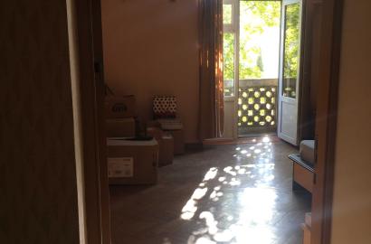 продается квартира со старым ремонтом 4-комнаты