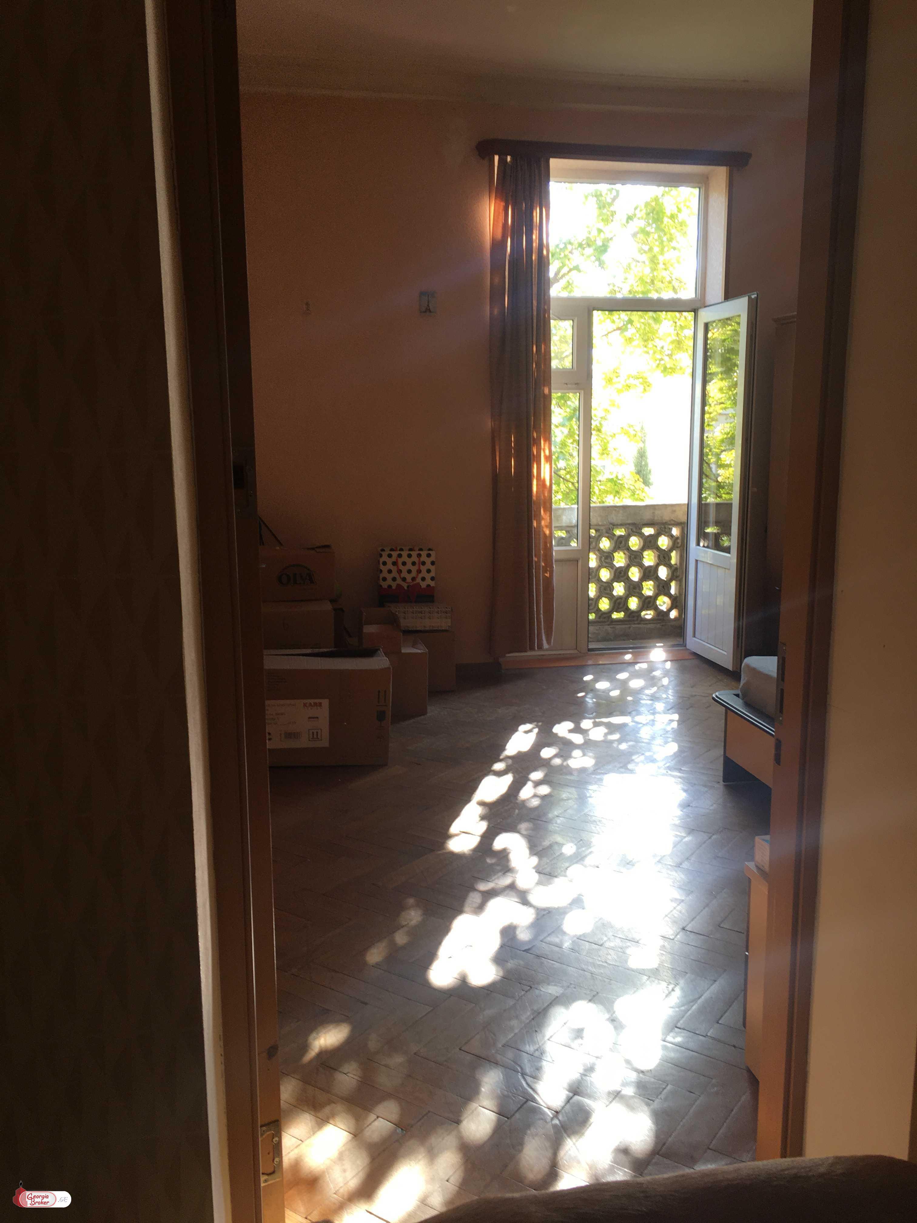 продается квартира со старым ремонтом 4-комнаты