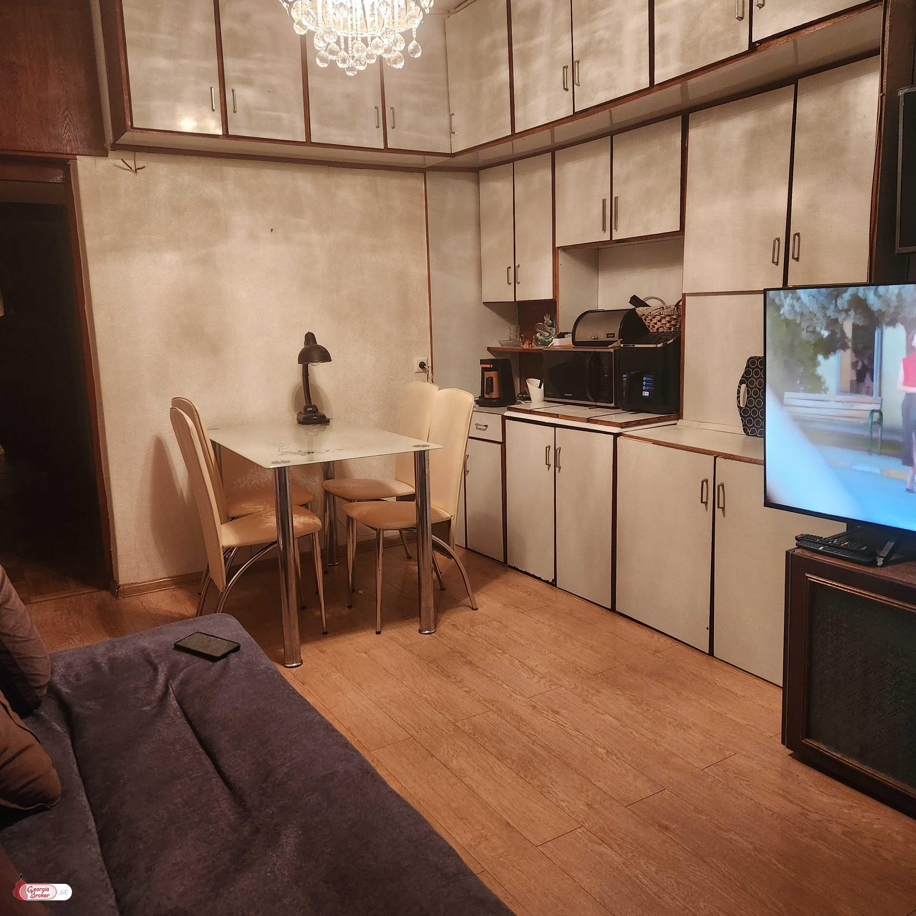 продается квартира со старым ремонтом 4-комнаты