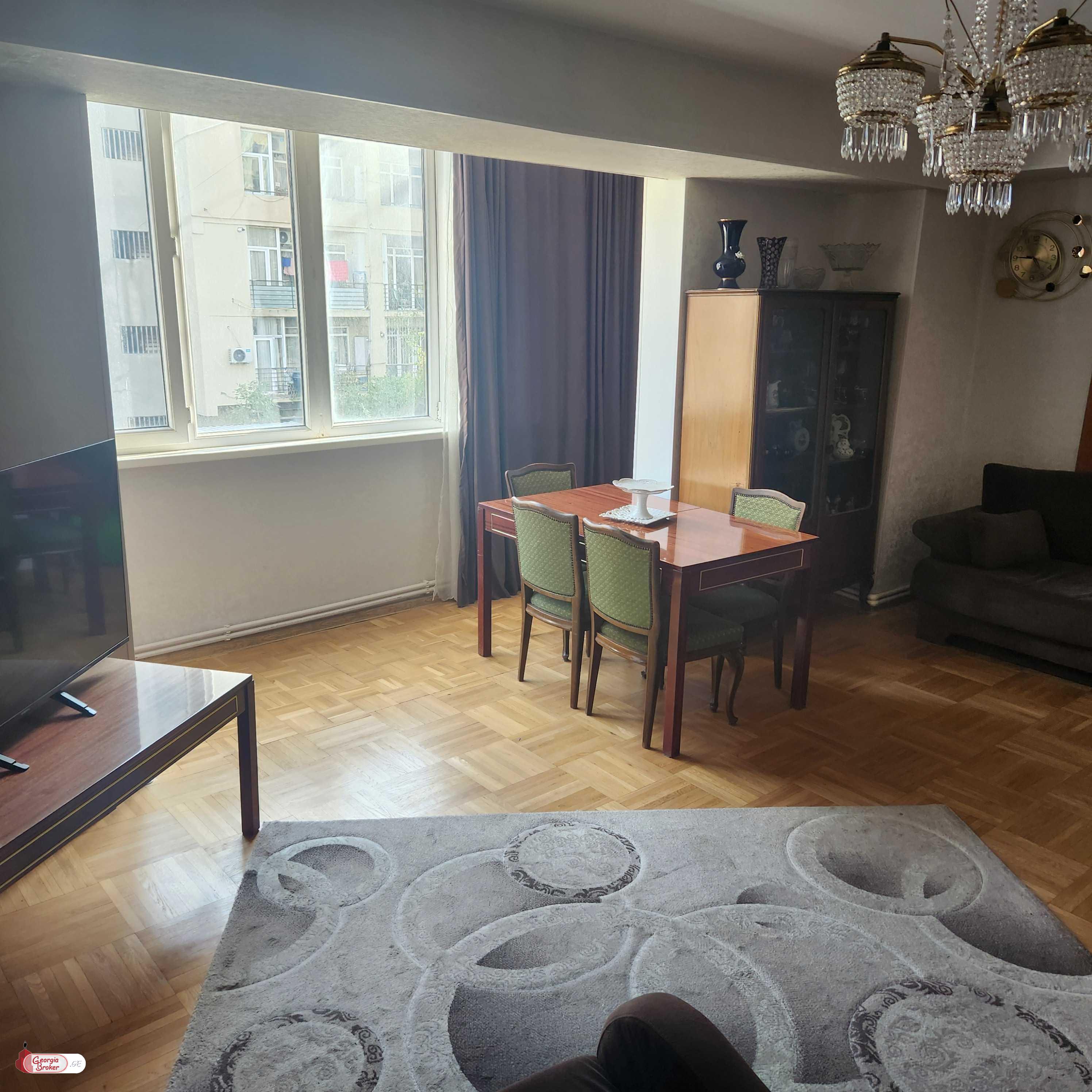 продается квартира со старым ремонтом 4-комнаты