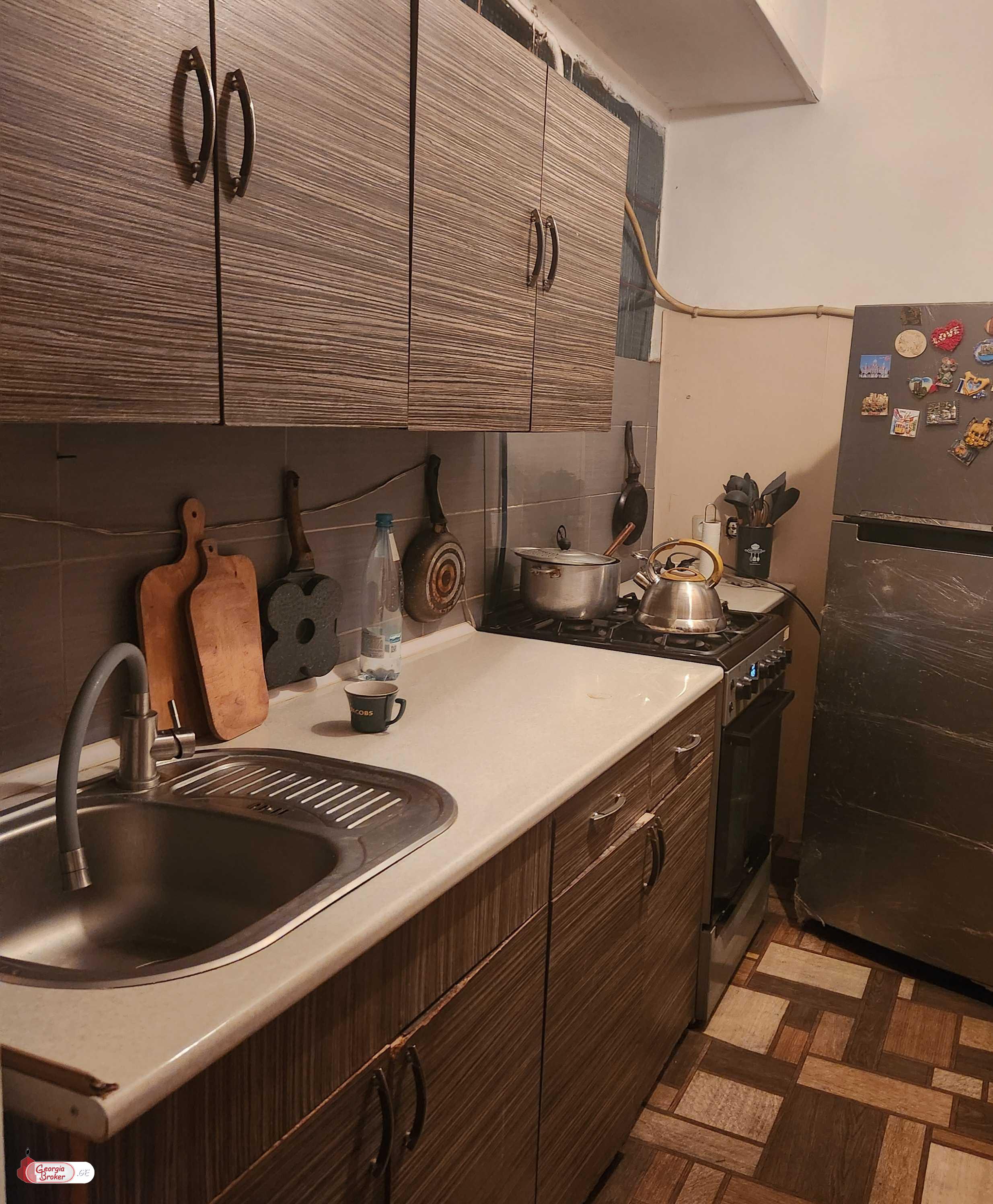 продается квартира со старым ремонтом 4-комнаты