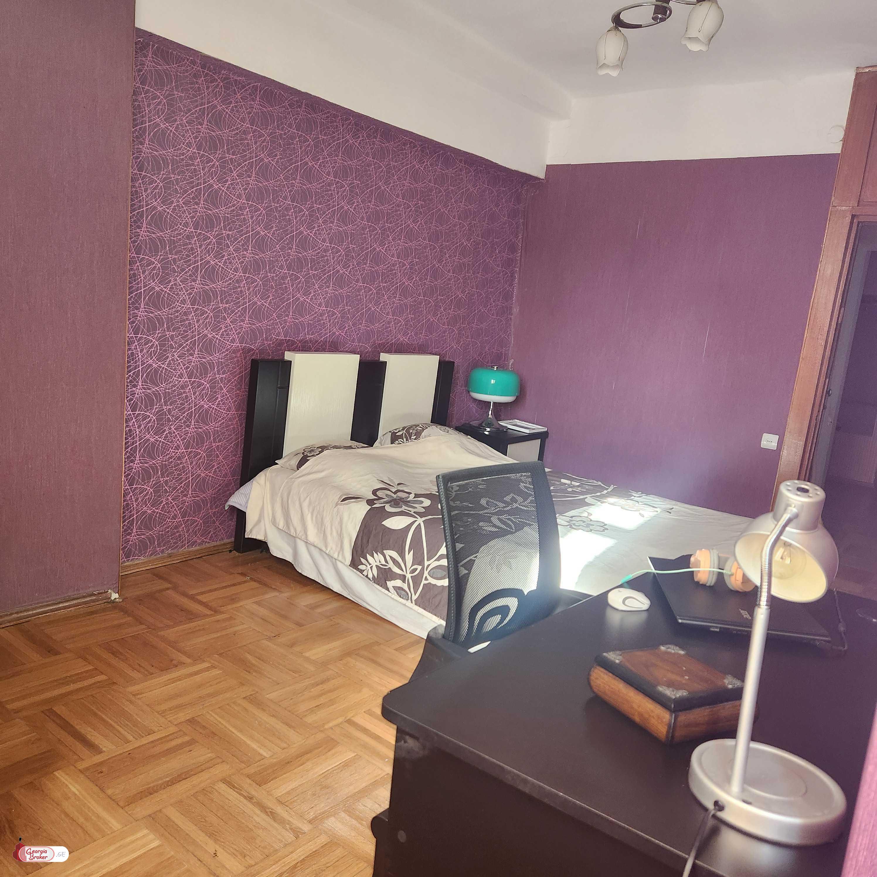 продается квартира со старым ремонтом 4-комнаты