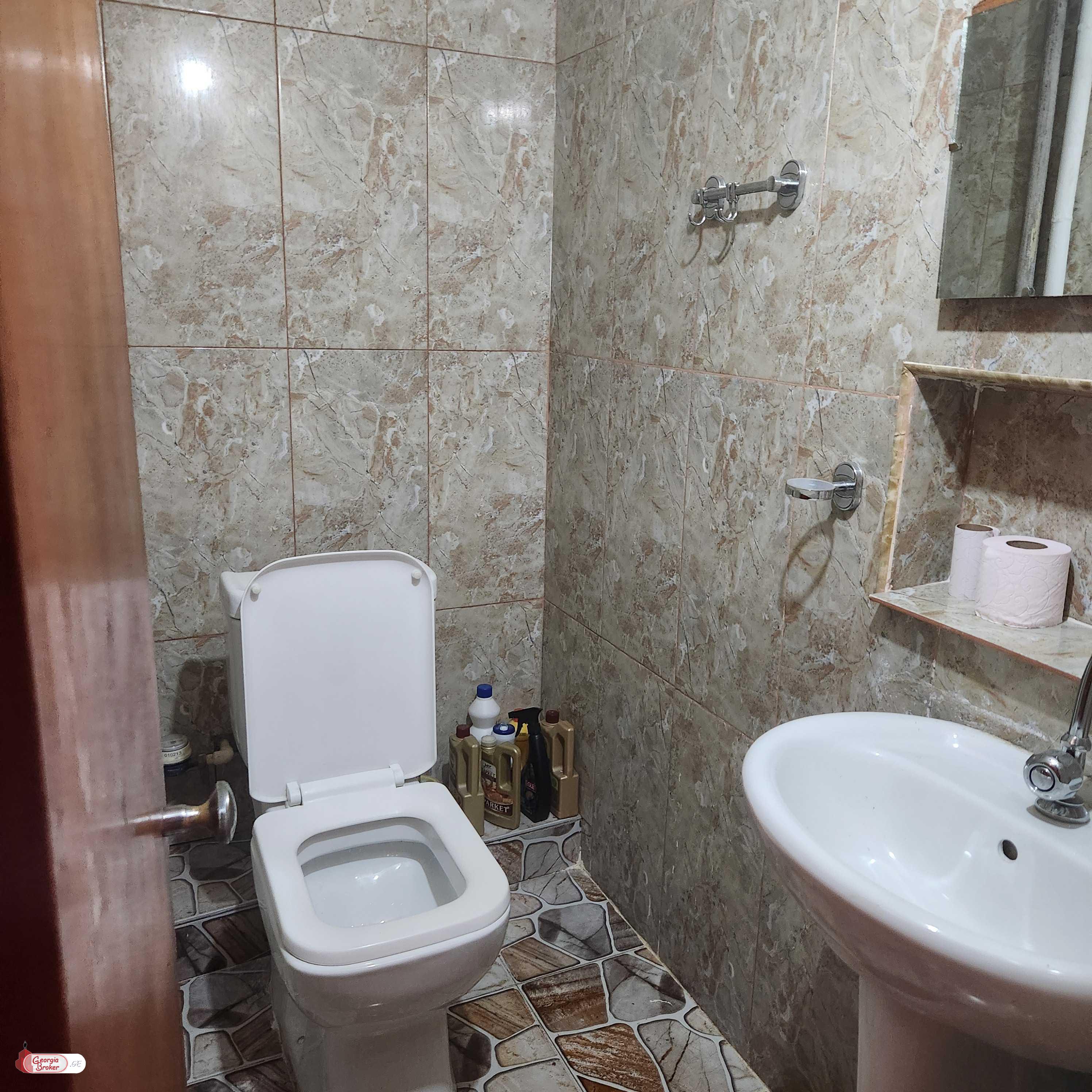 продается квартира со старым ремонтом 4-комнаты