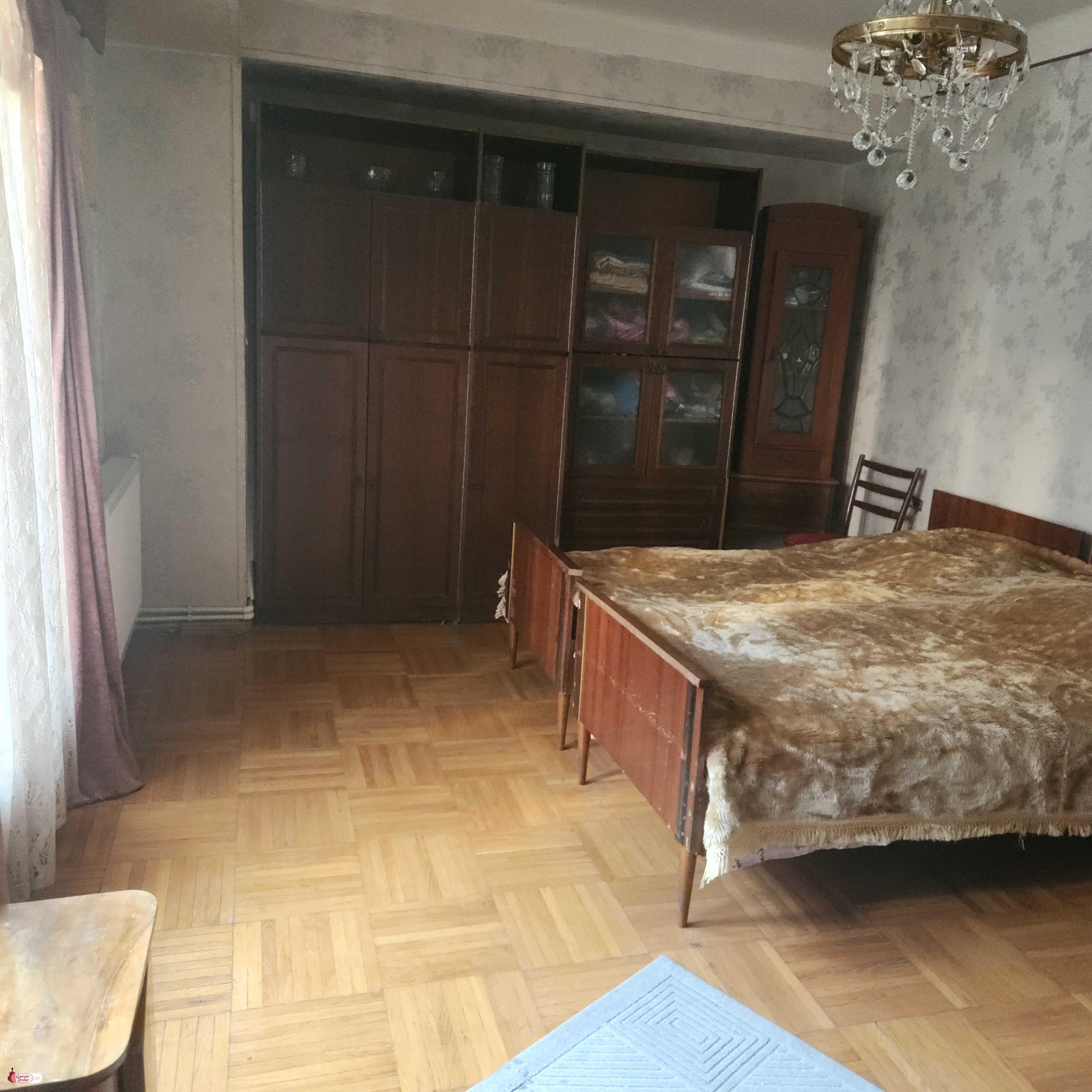 продается квартира со старым ремонтом 4-комнаты