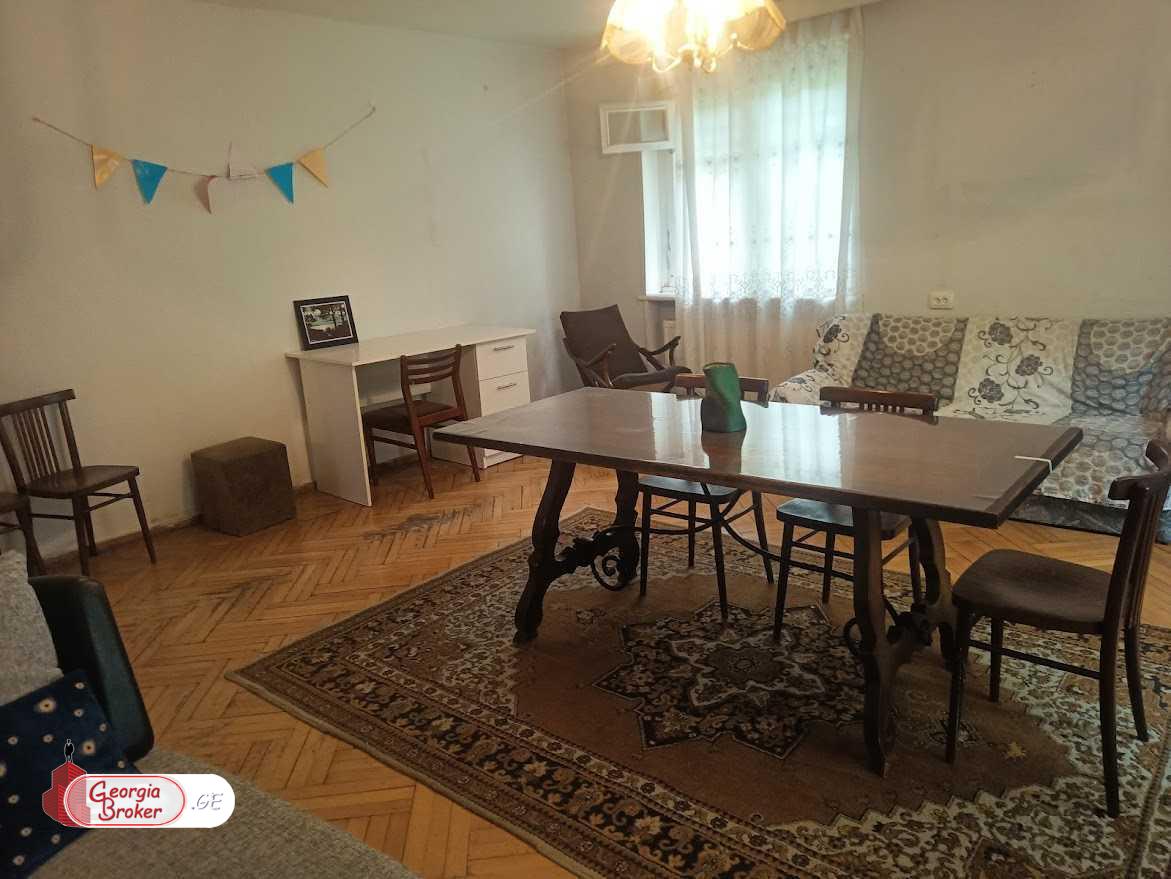 იყიდება ძველი გარემონტებული 3 ოთახიანი ბინა