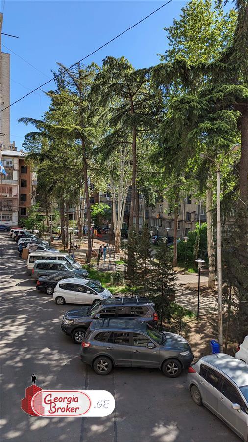 იყიდება ახალი გარემონტებული 6 ოთახიანი ბინა