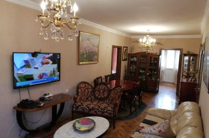 იყიდება ახალი გარემონტებული 5 ოთახიანი ბინა