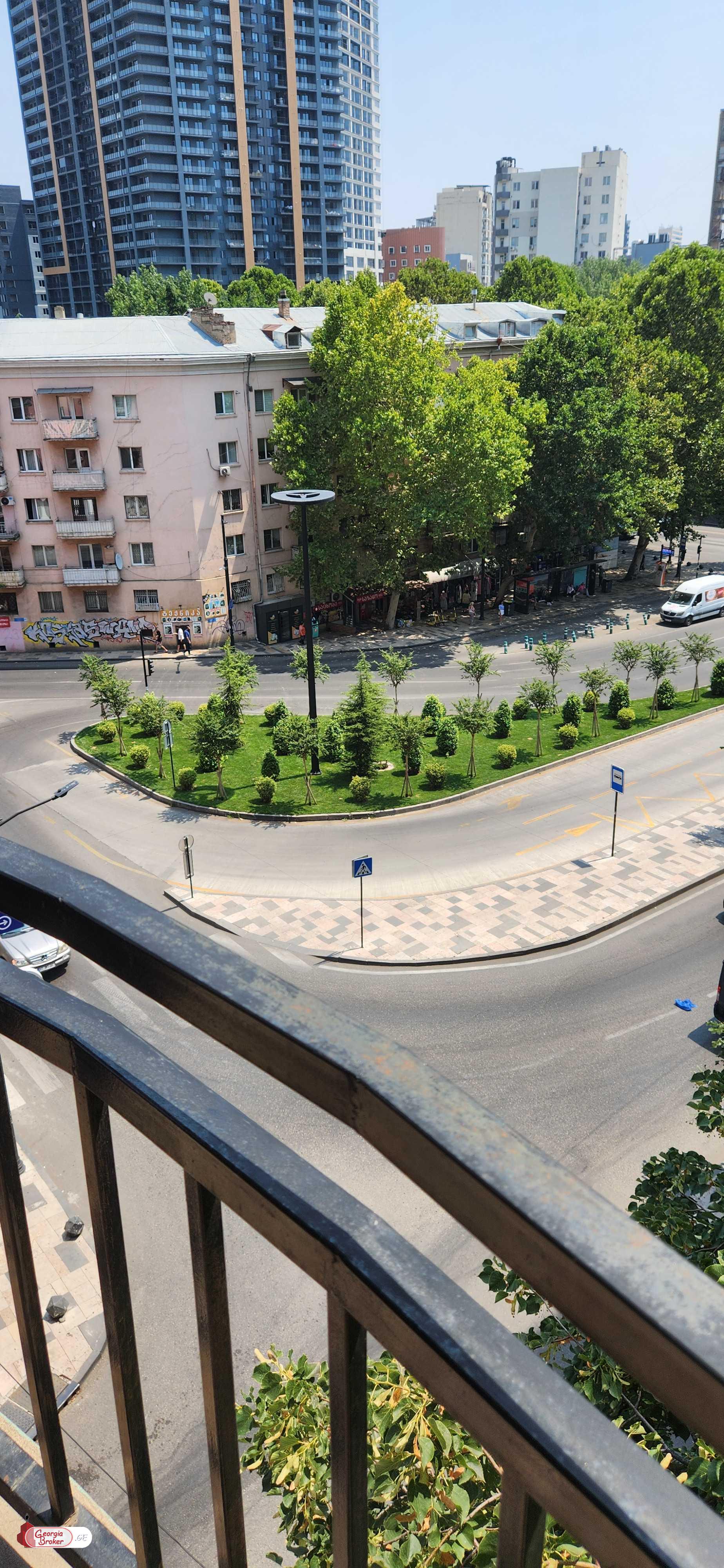 продается квартира с новым ремонтом 4-комнаты