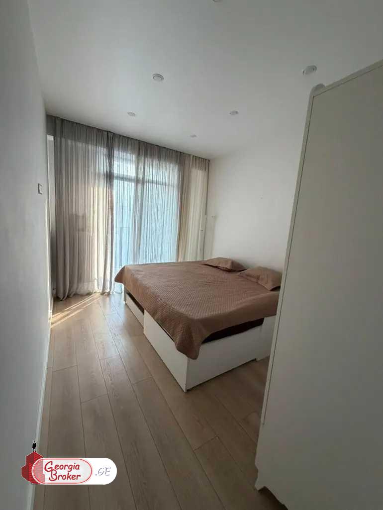 продается квартира с новым ремонтом 3-комнаты