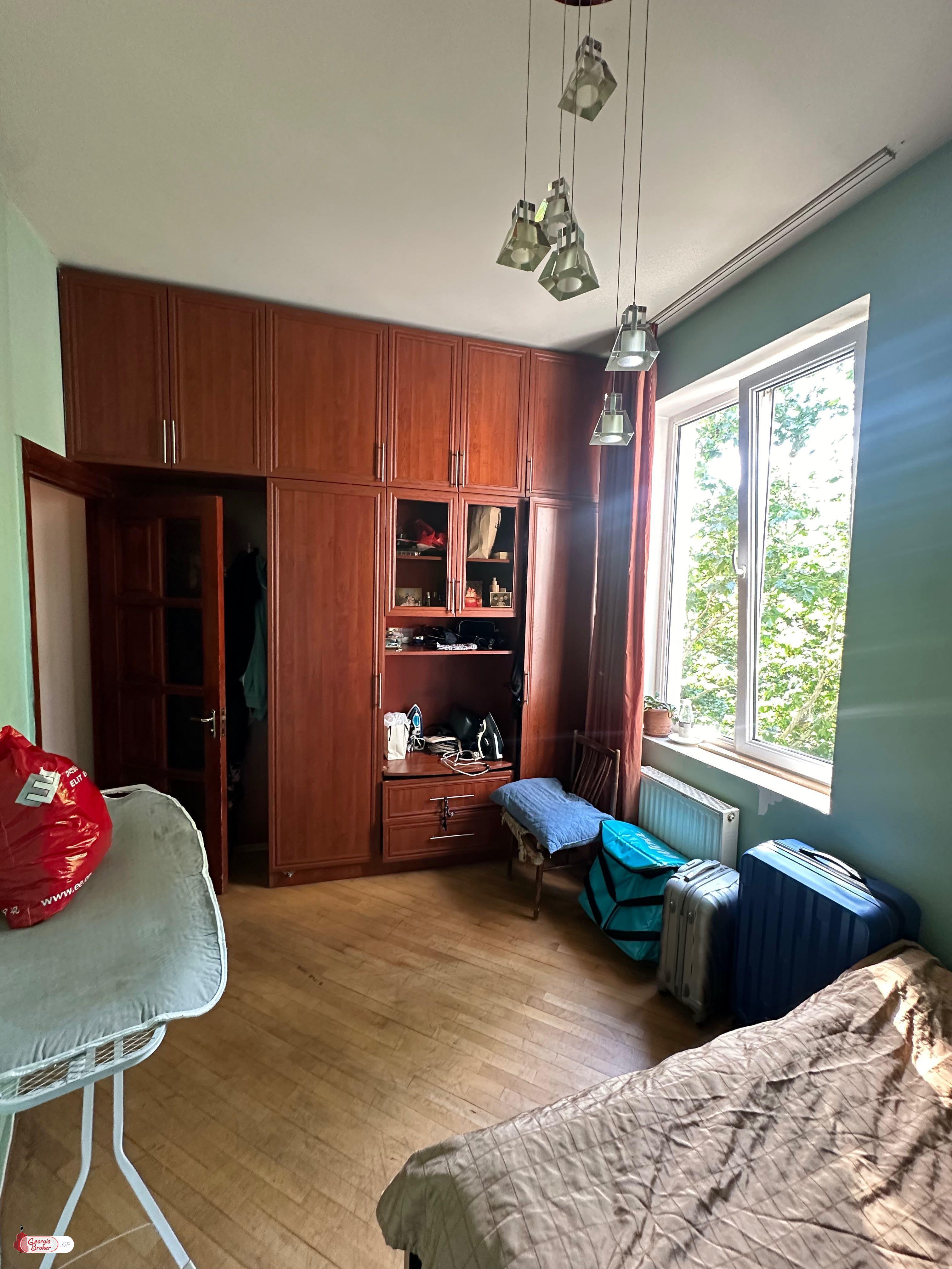 იყიდება ახალი გარემონტებული 4 ოთახიანი ბინა