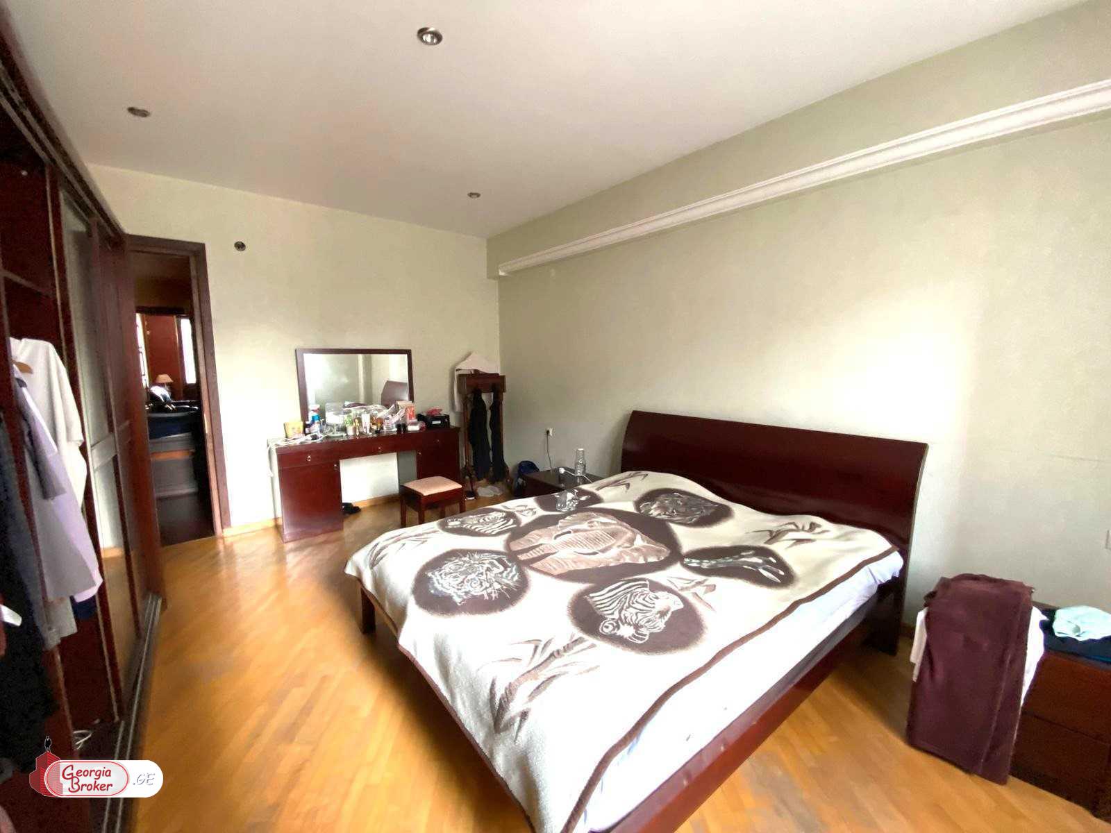 იყიდება ახალი გარემონტებული 8 ოთახიანი ბინა