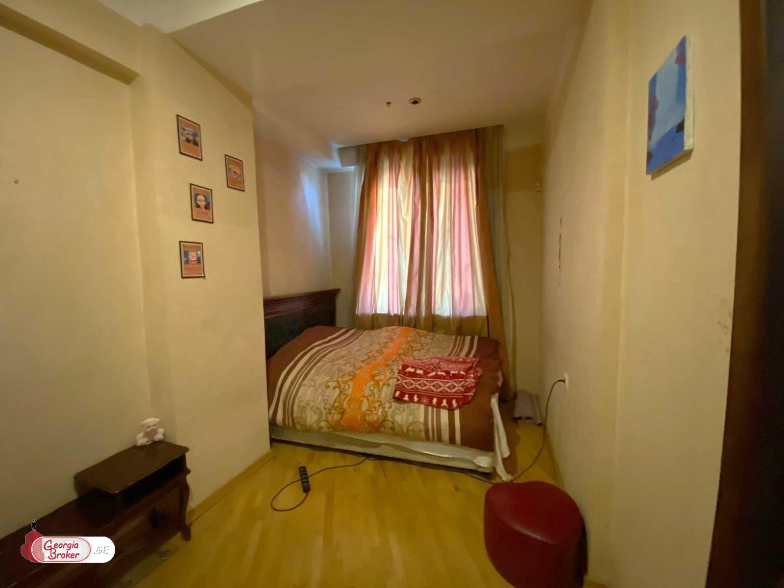 იყიდება ახალი გარემონტებული 8 ოთახიანი ბინა