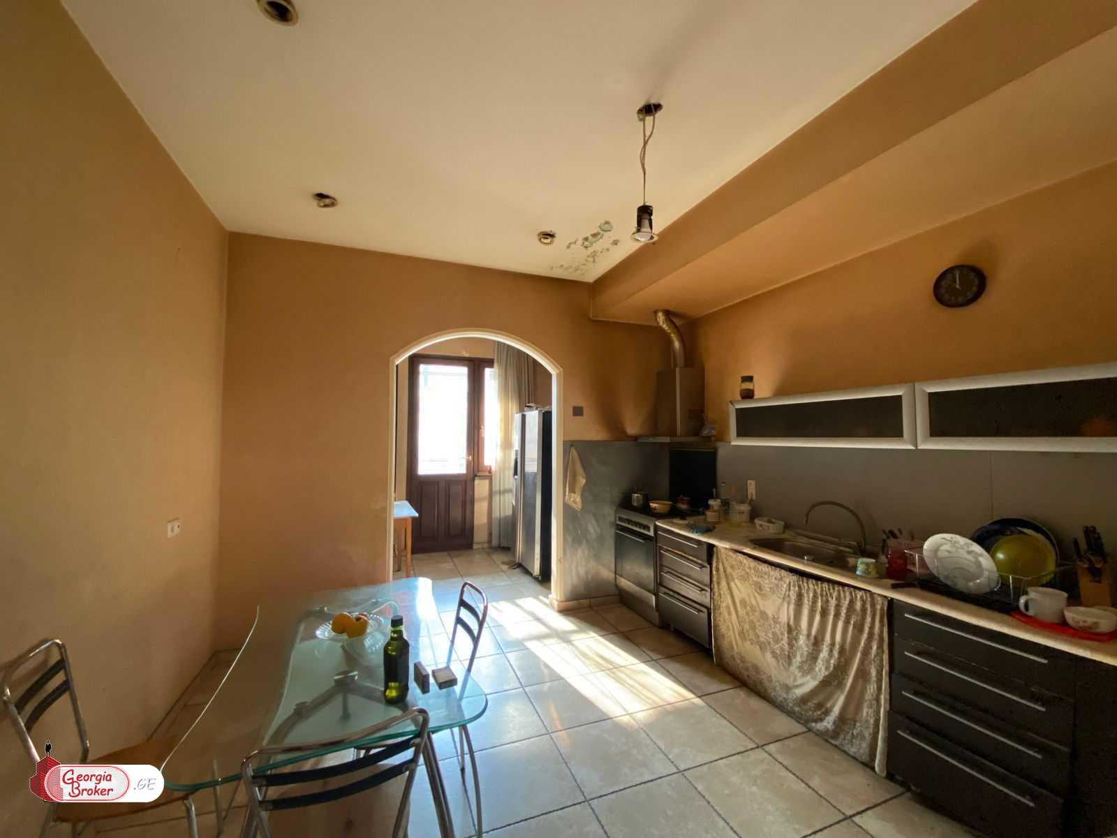 იყიდება ახალი გარემონტებული 8 ოთახიანი ბინა