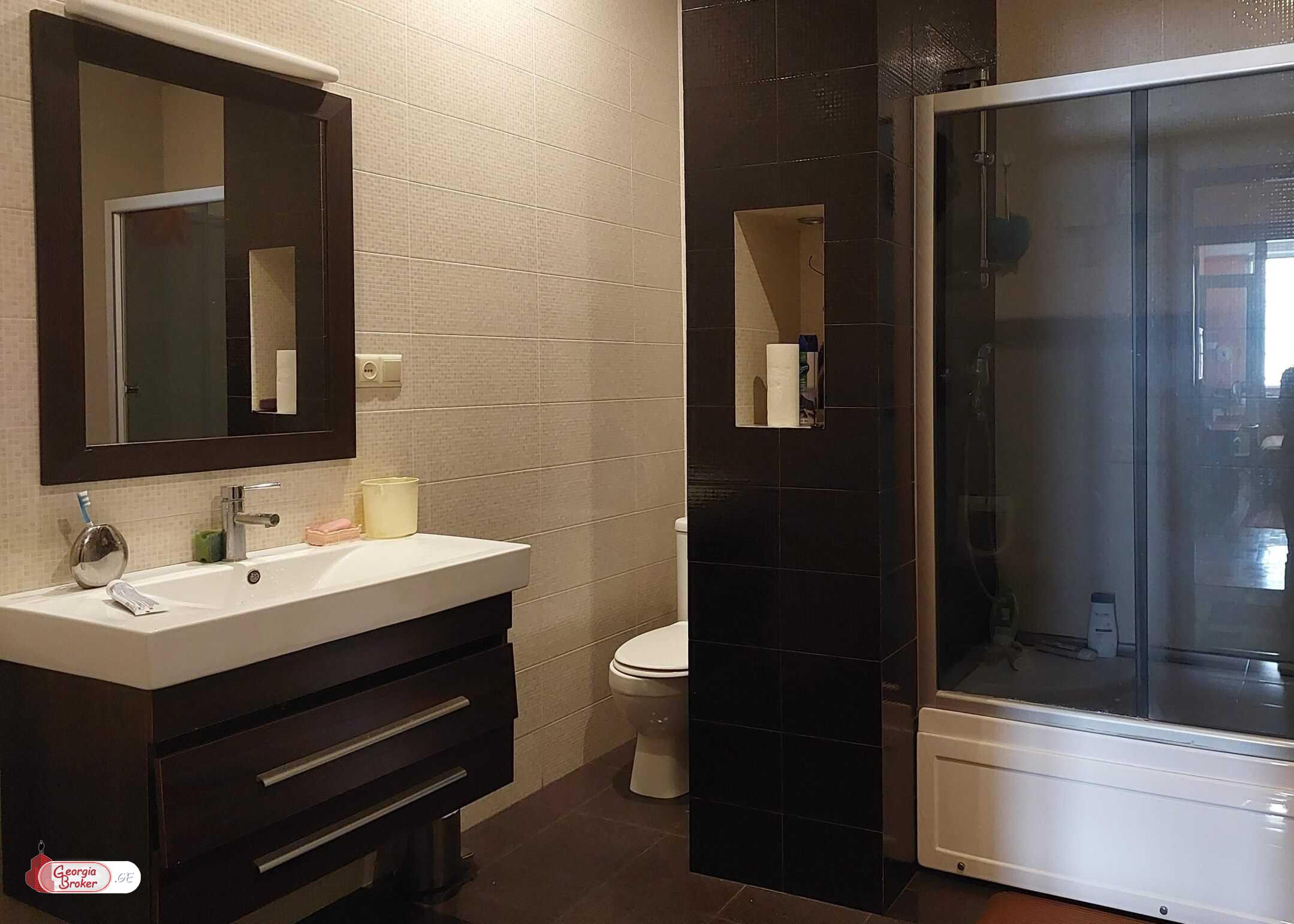 იყიდება ახალი გარემონტებული 5 ოთახიანი ბინა