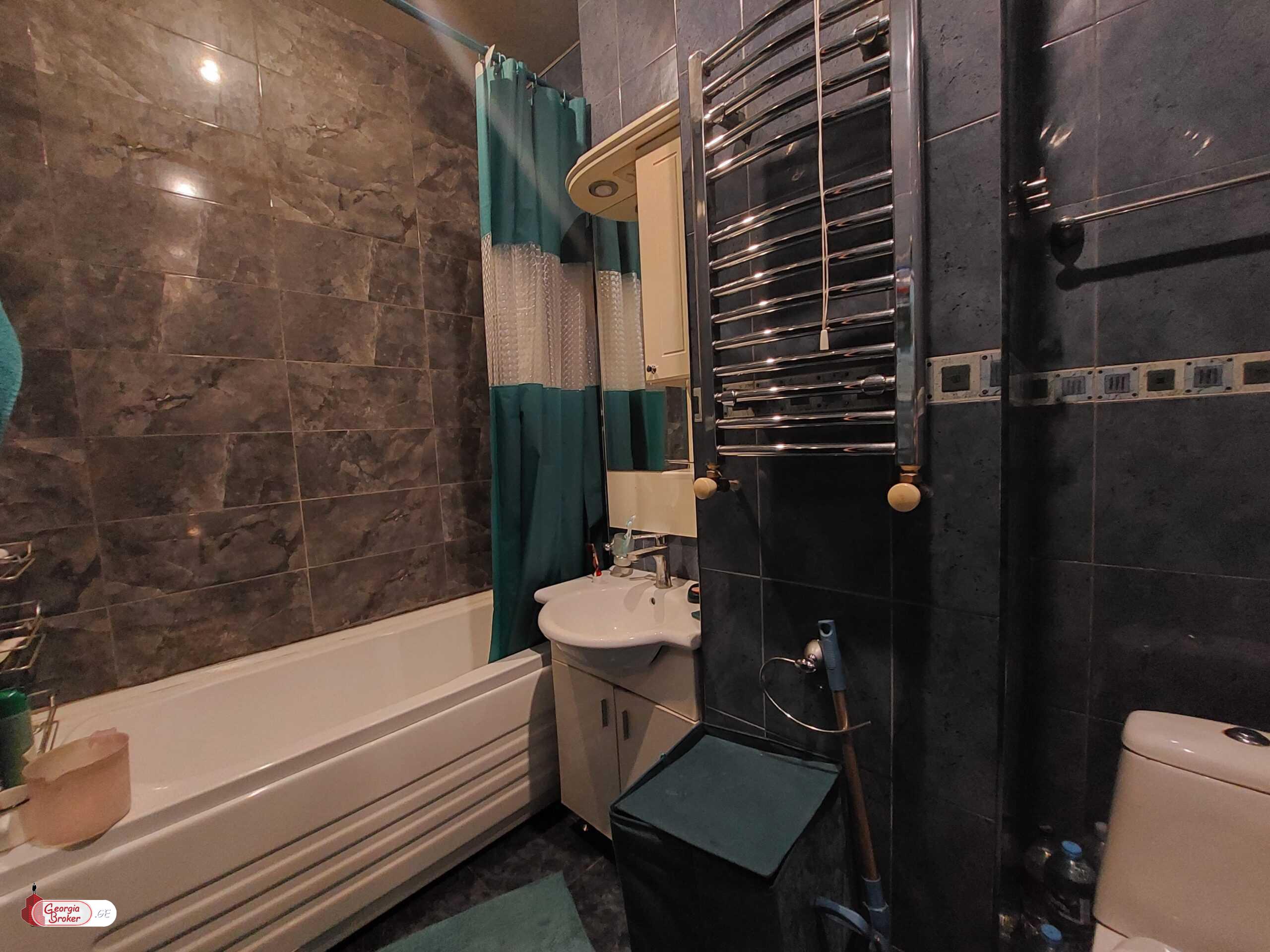 იყიდება ახალი გარემონტებული 5 ოთახიანი ბინა