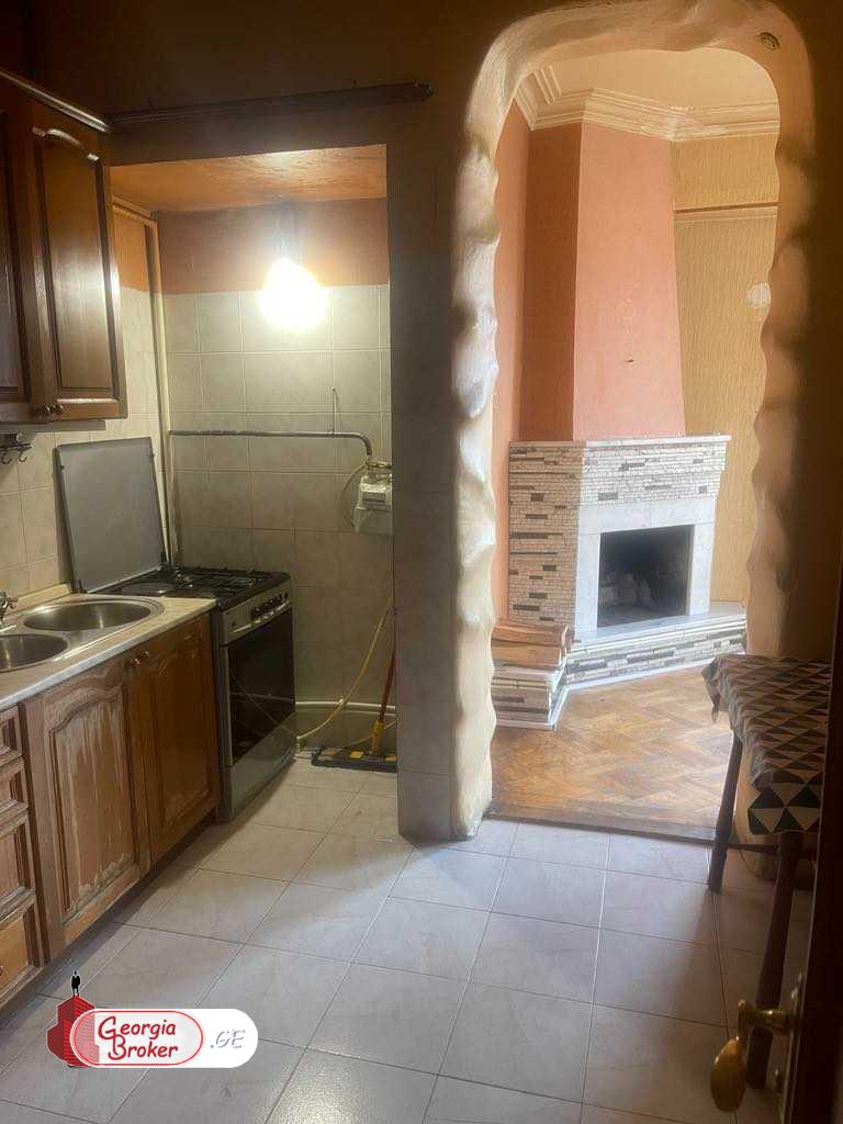 продается квартира со старым ремонтом 4-комнаты