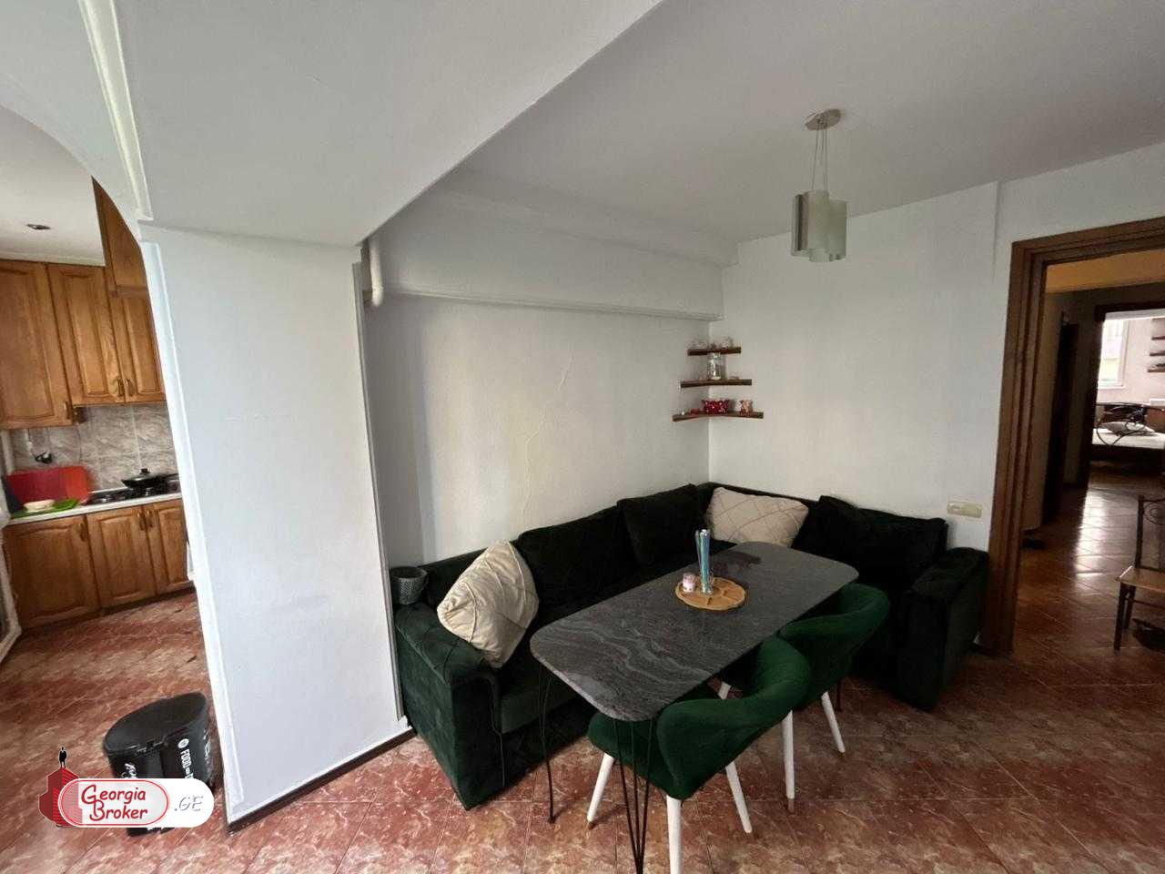 იყიდება ძველი გარემონტებული 3 ოთახიანი ბინა