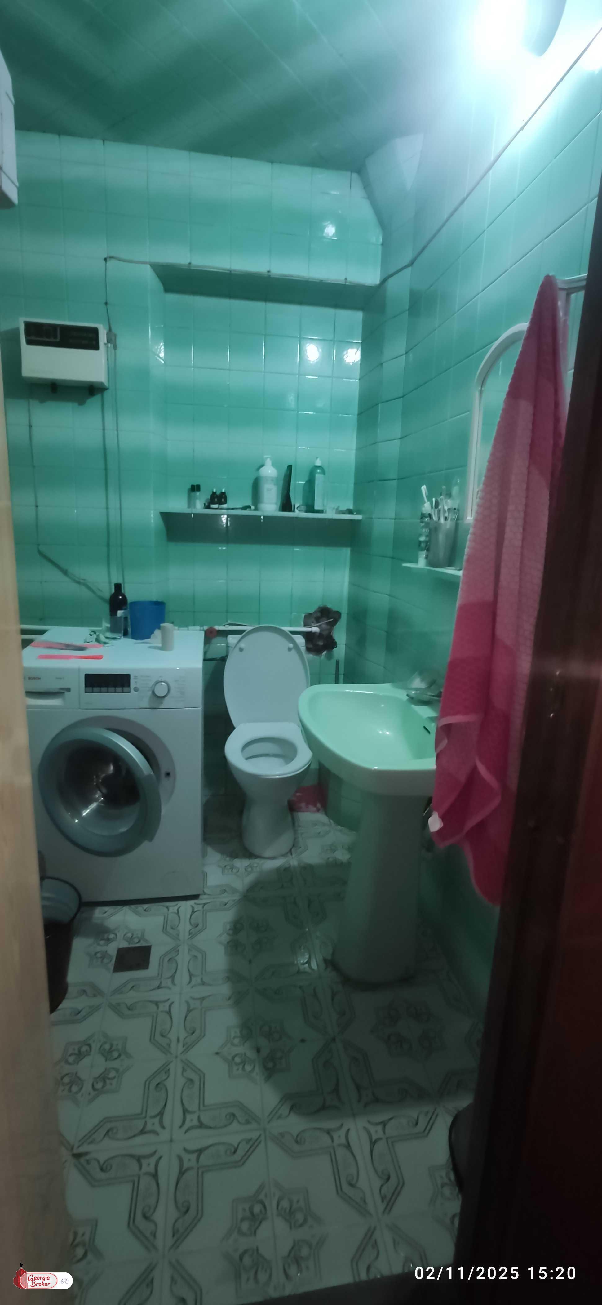 იყიდება ძველი გარემონტებული 3 ოთახიანი ბინა