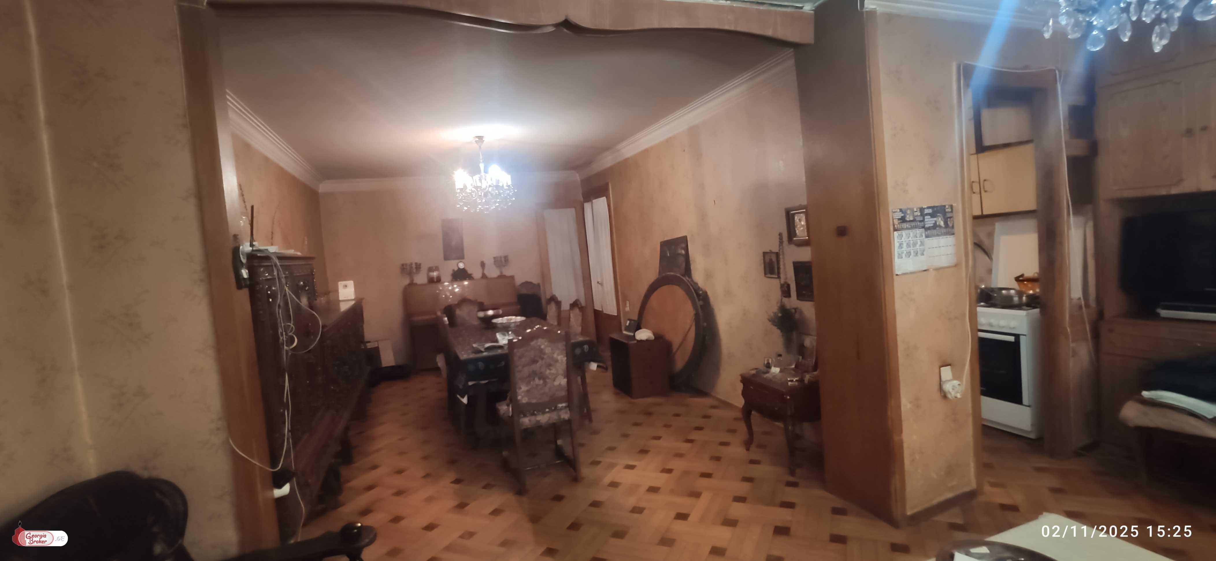 იყიდება ძველი გარემონტებული 3 ოთახიანი ბინა