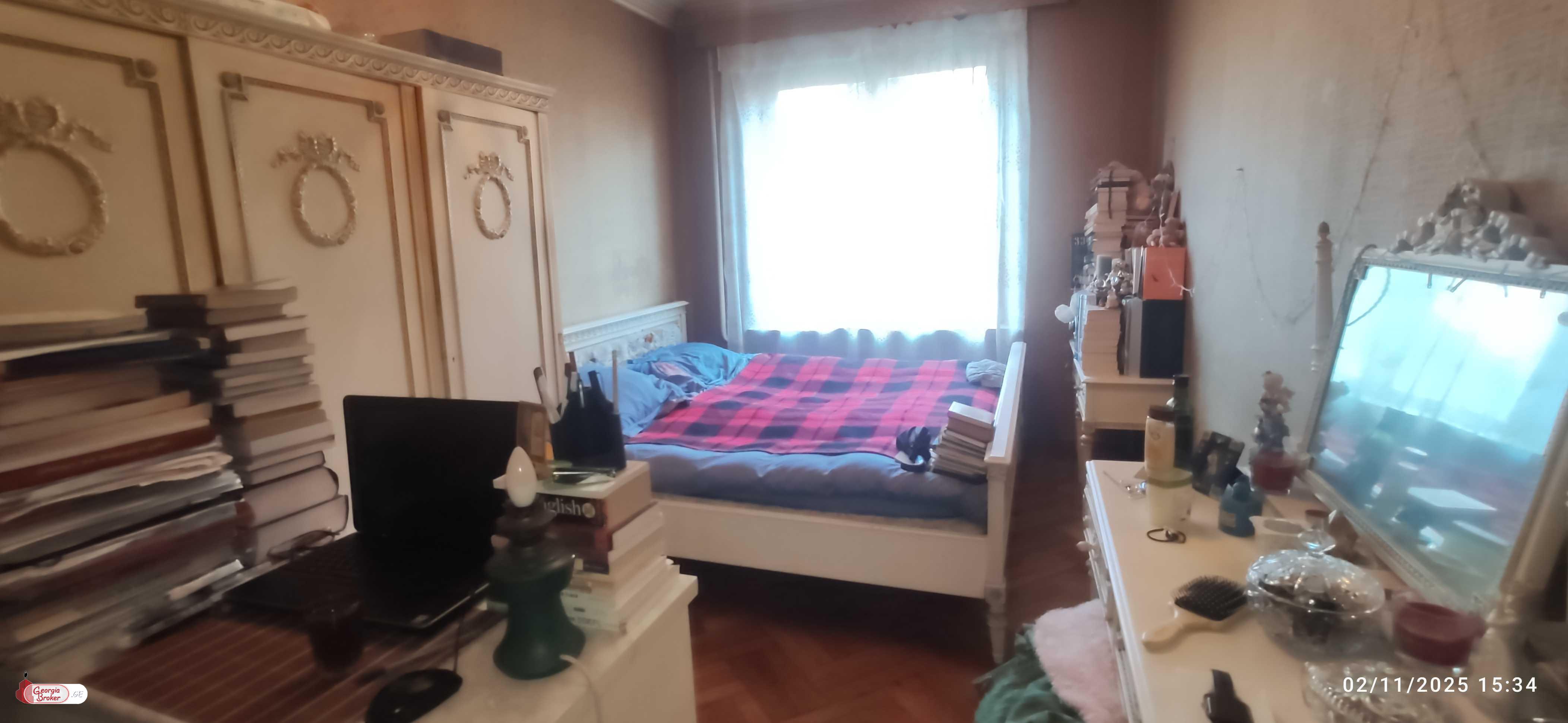 იყიდება ძველი გარემონტებული 3 ოთახიანი ბინა