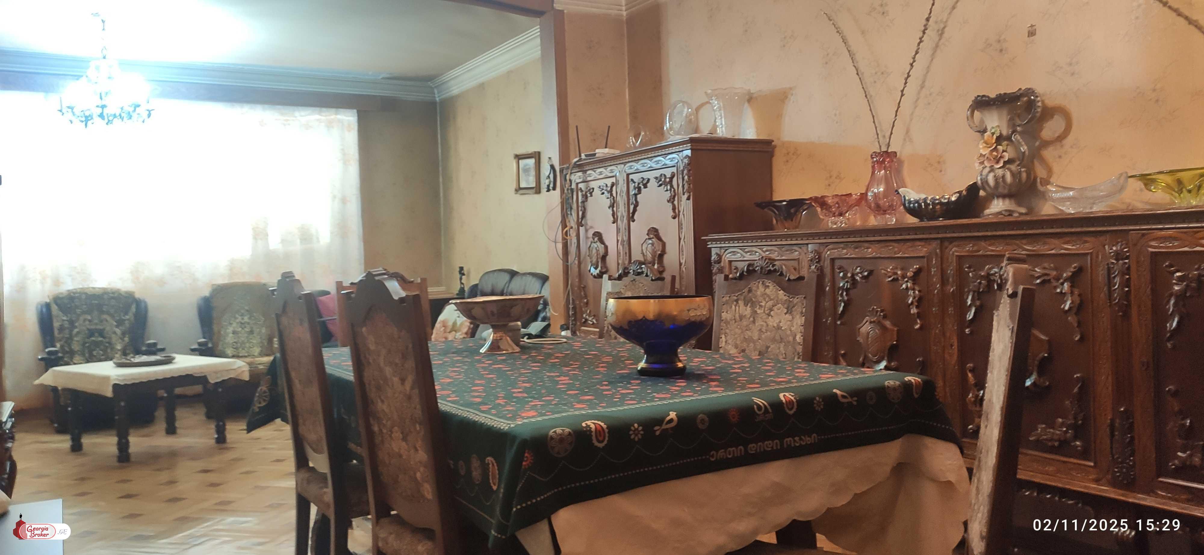 იყიდება ძველი გარემონტებული 3 ოთახიანი ბინა