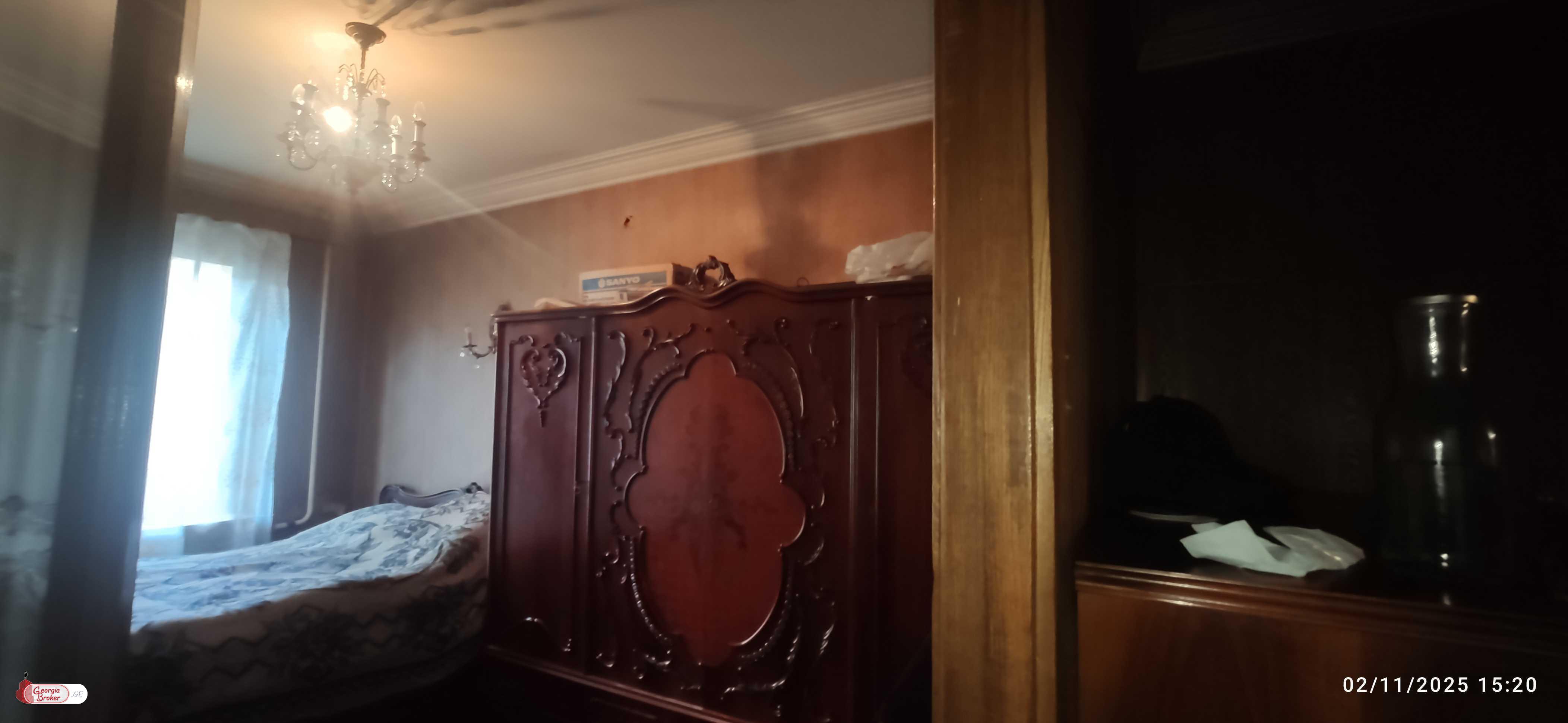 იყიდება ძველი გარემონტებული 3 ოთახიანი ბინა